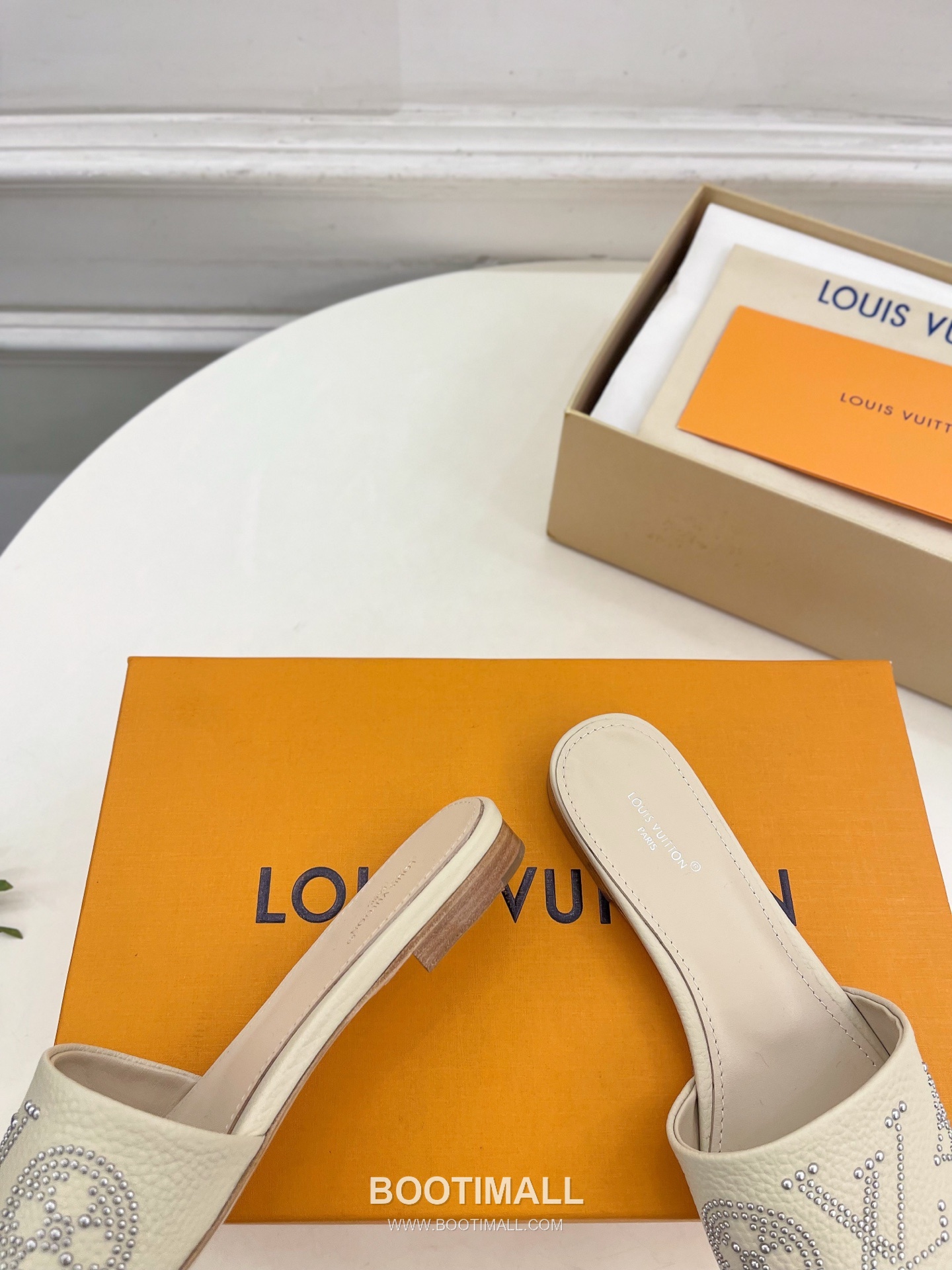 Louis Vuitton 6AM Studded Kitten Heel Mule Calfskin Leather Slides 루이비통 6AM 스터드 키튼힐 뮬 송아지 가죽 슬라이드 260cm 8