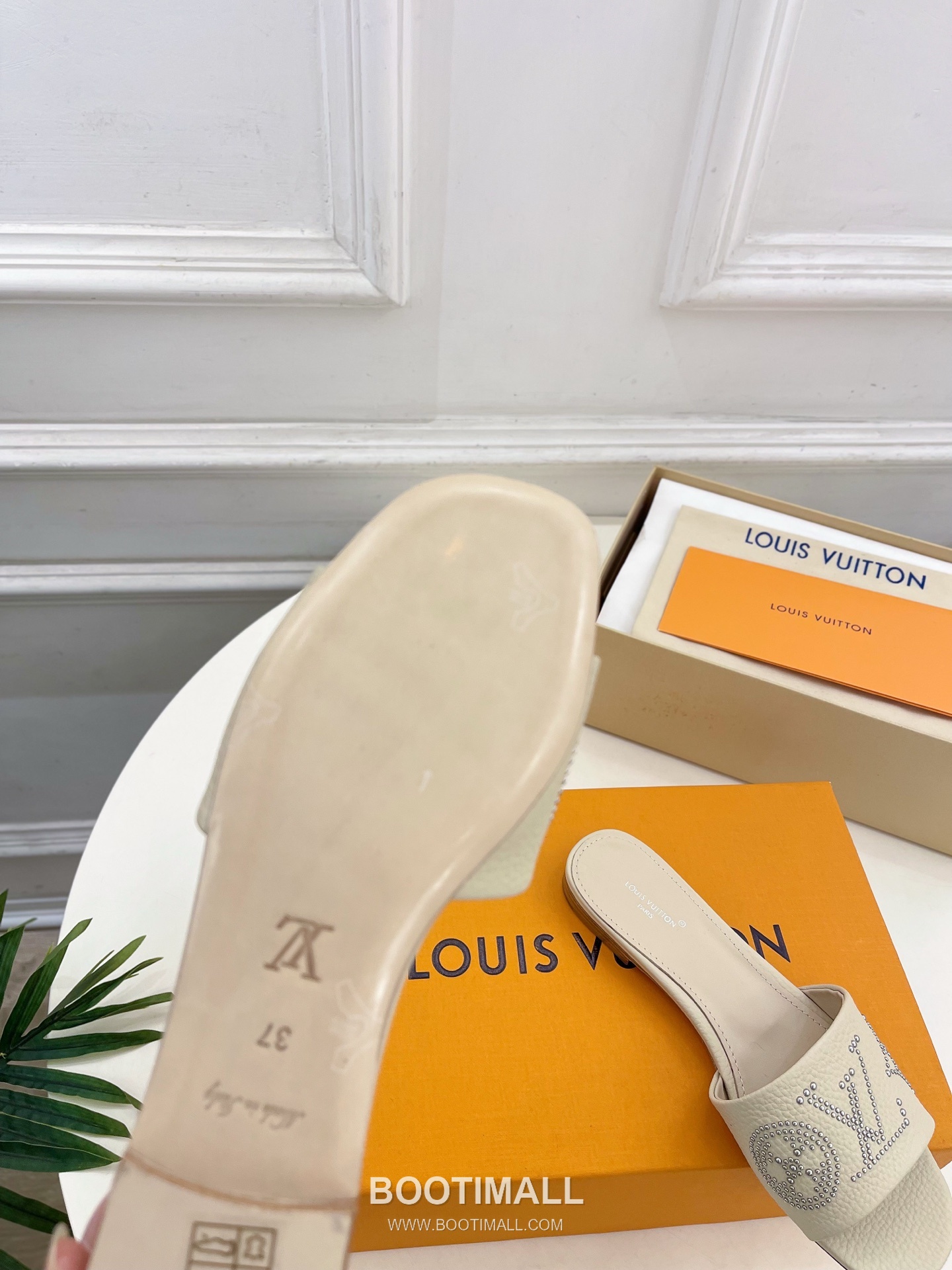 Louis Vuitton 6AM Studded Kitten Heel Mule Calfskin Leather Slides 루이비통 6AM 스터드 키튼힐 뮬 송아지 가죽 슬라이드 260cm 9