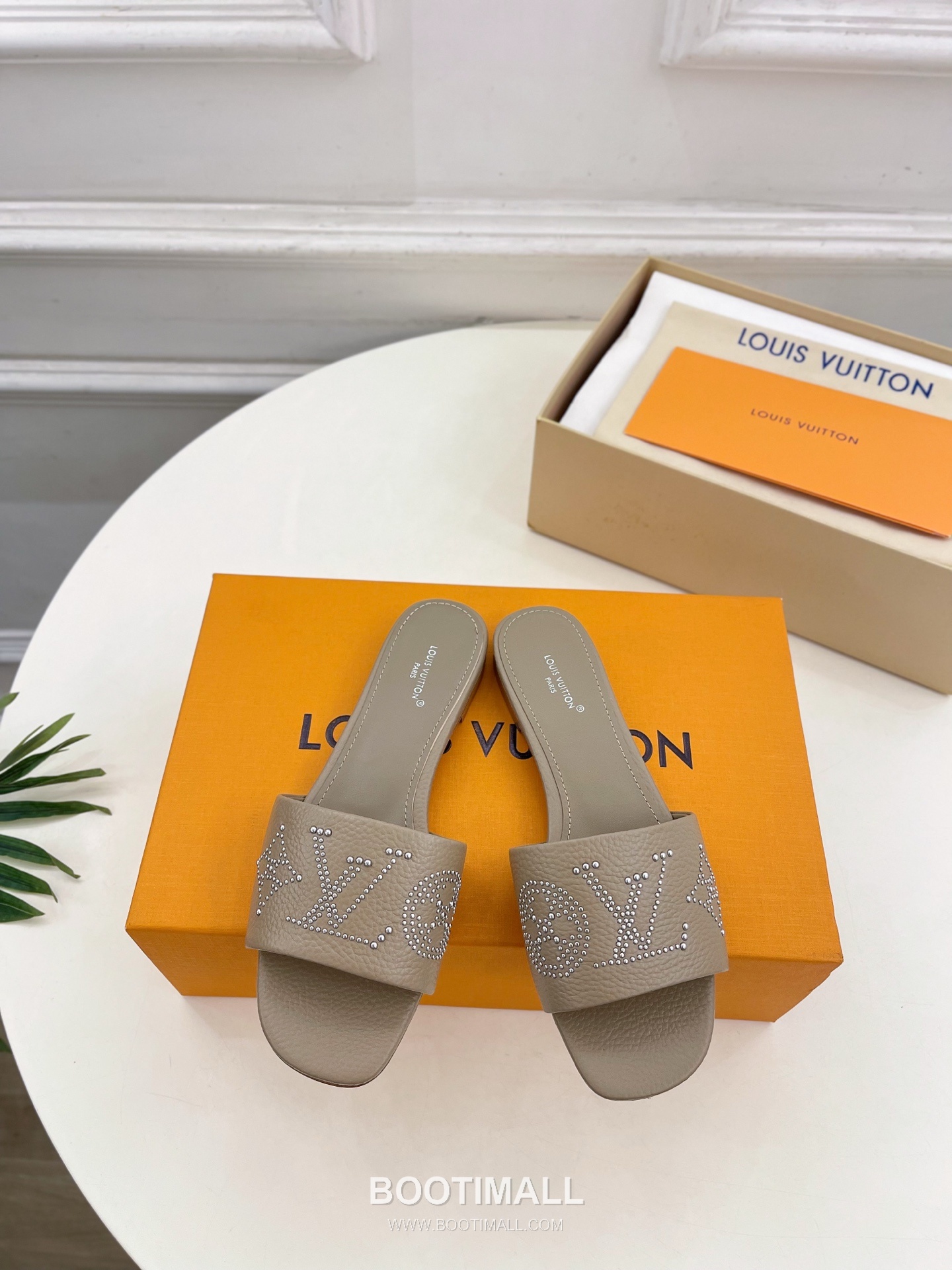 Louis Vuitton 6AM Studded Kitten Heel Mule Calfskin Leather Slides 루이비통 6AM 스터드 키튼힐 뮬 송아지 가죽 슬라이드 260cm -2 1