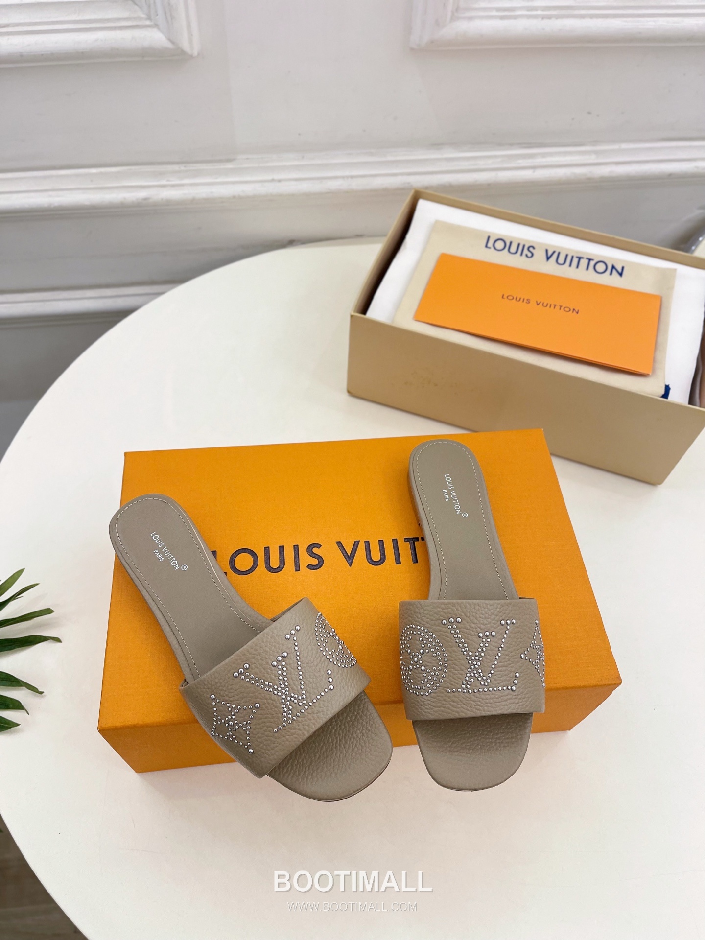 Louis Vuitton 6AM Studded Kitten Heel Mule Calfskin Leather Slides 루이비통 6AM 스터드 키튼힐 뮬 송아지 가죽 슬라이드 260cm -2 2