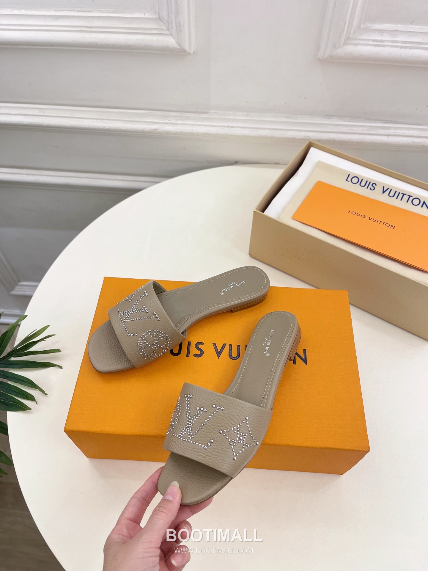 Louis Vuitton 6AM Studded Kitten Heel Mule Calfskin Leather Slides 루이비통 6AM 스터드 키튼힐 뮬 송아지 가죽 슬라이드 260cm -2 3