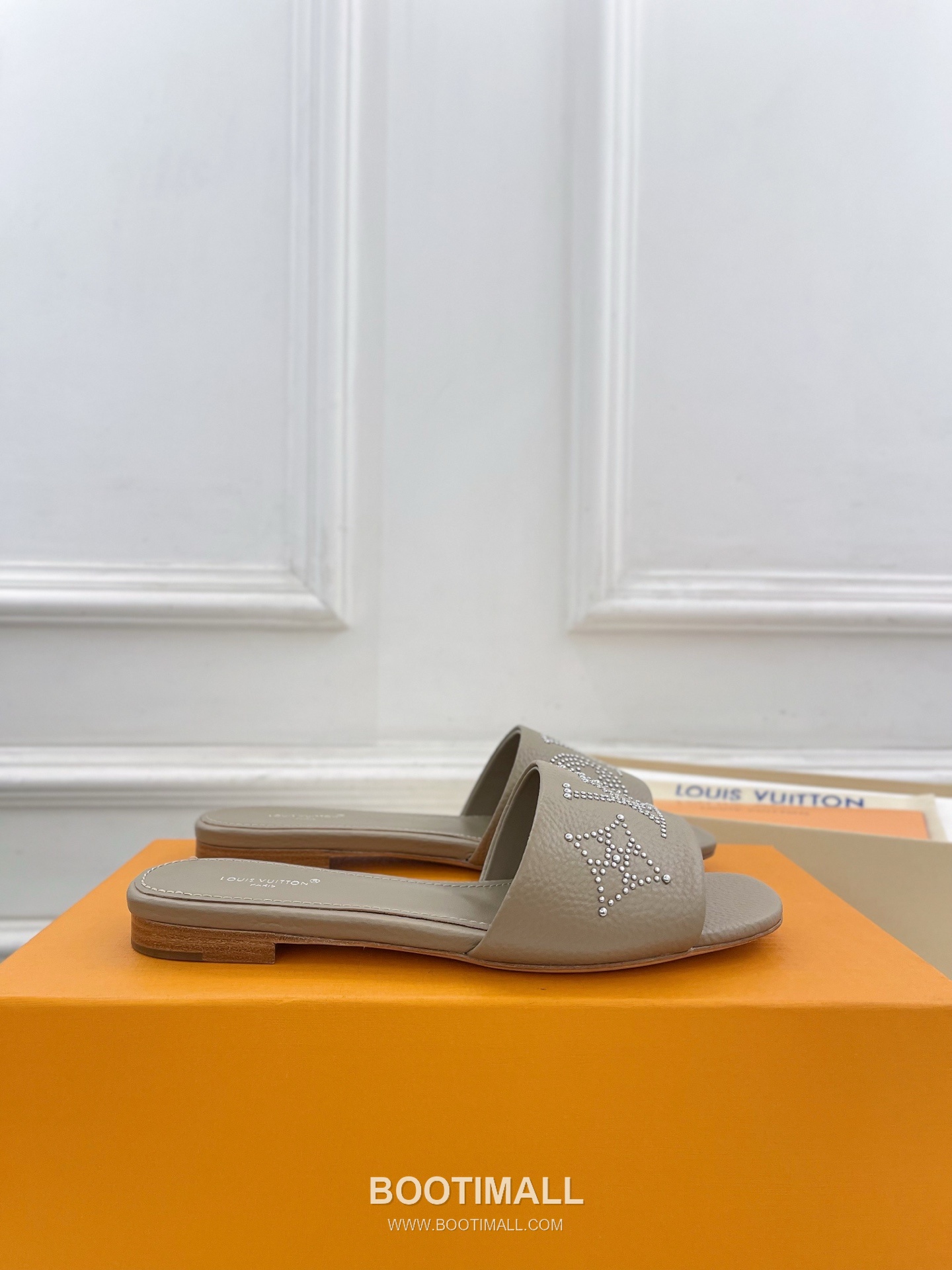 Louis Vuitton 6AM Studded Kitten Heel Mule Calfskin Leather Slides 루이비통 6AM 스터드 키튼힐 뮬 송아지 가죽 슬라이드 260cm -2 4