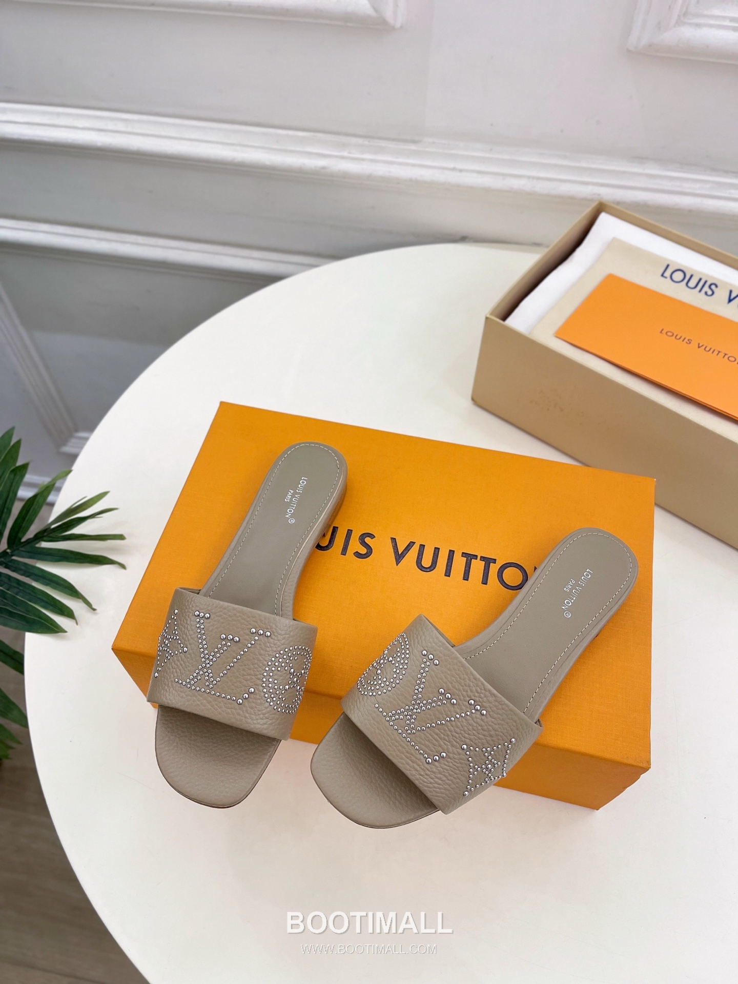 Louis Vuitton 6AM Studded Kitten Heel Mule Calfskin Leather Slides 루이비통 6AM 스터드 키튼힐 뮬 송아지 가죽 슬라이드 260cm -2 5