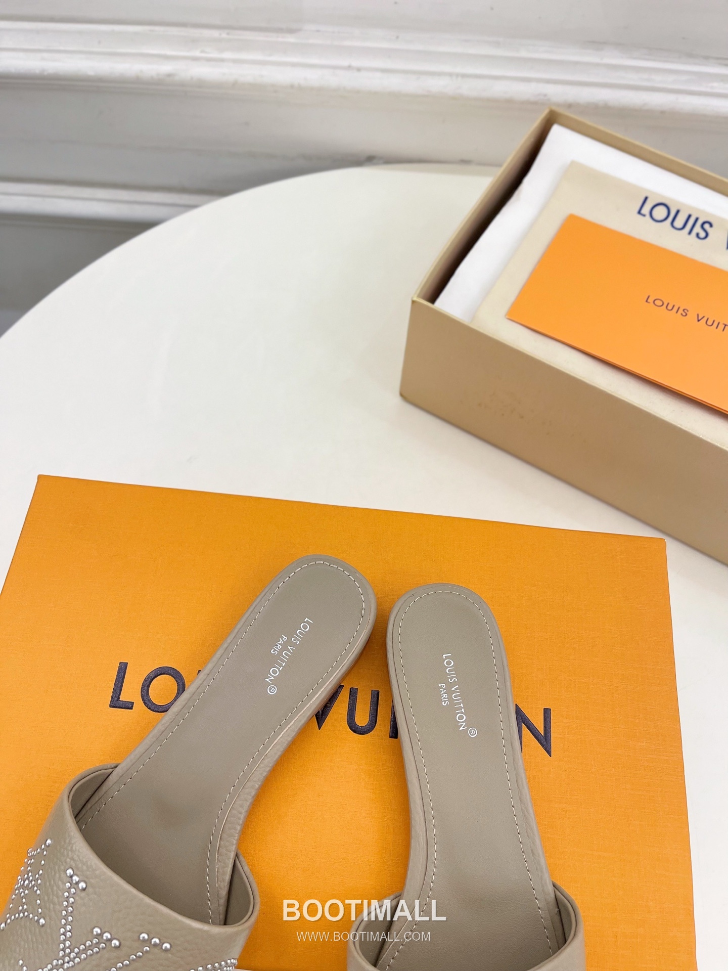 Louis Vuitton 6AM Studded Kitten Heel Mule Calfskin Leather Slides 루이비통 6AM 스터드 키튼힐 뮬 송아지 가죽 슬라이드 260cm -2 7