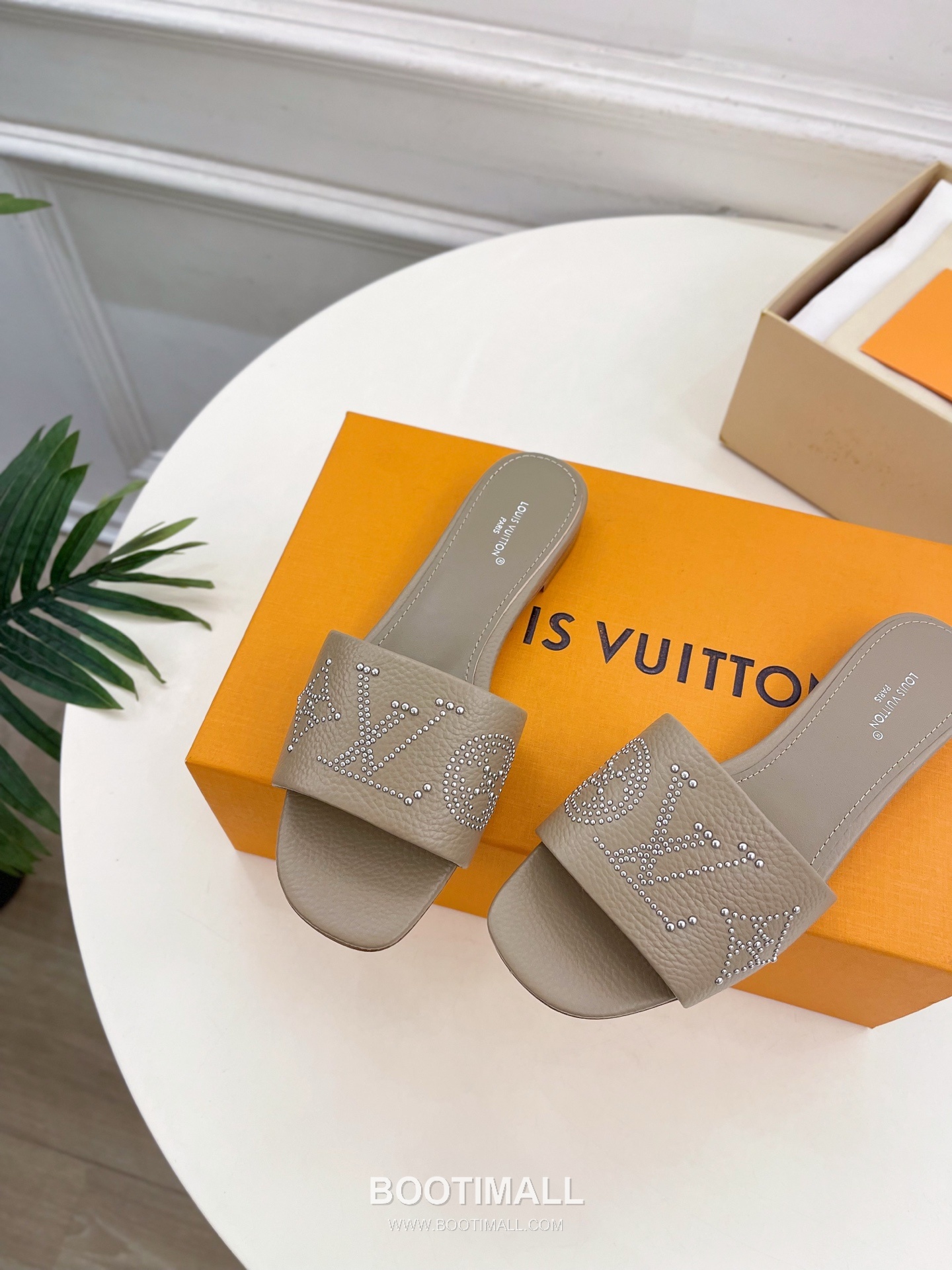 Louis Vuitton 6AM Studded Kitten Heel Mule Calfskin Leather Slides 루이비통 6AM 스터드 키튼힐 뮬 송아지 가죽 슬라이드 260cm -2 8