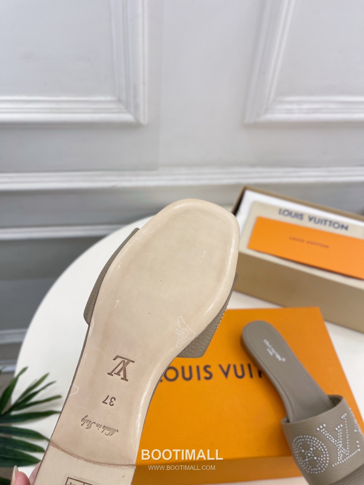 Louis Vuitton 6AM Studded Kitten Heel Mule Calfskin Leather Slides 루이비통 6AM 스터드 키튼힐 뮬 송아지 가죽 슬라이드 260cm -2 9