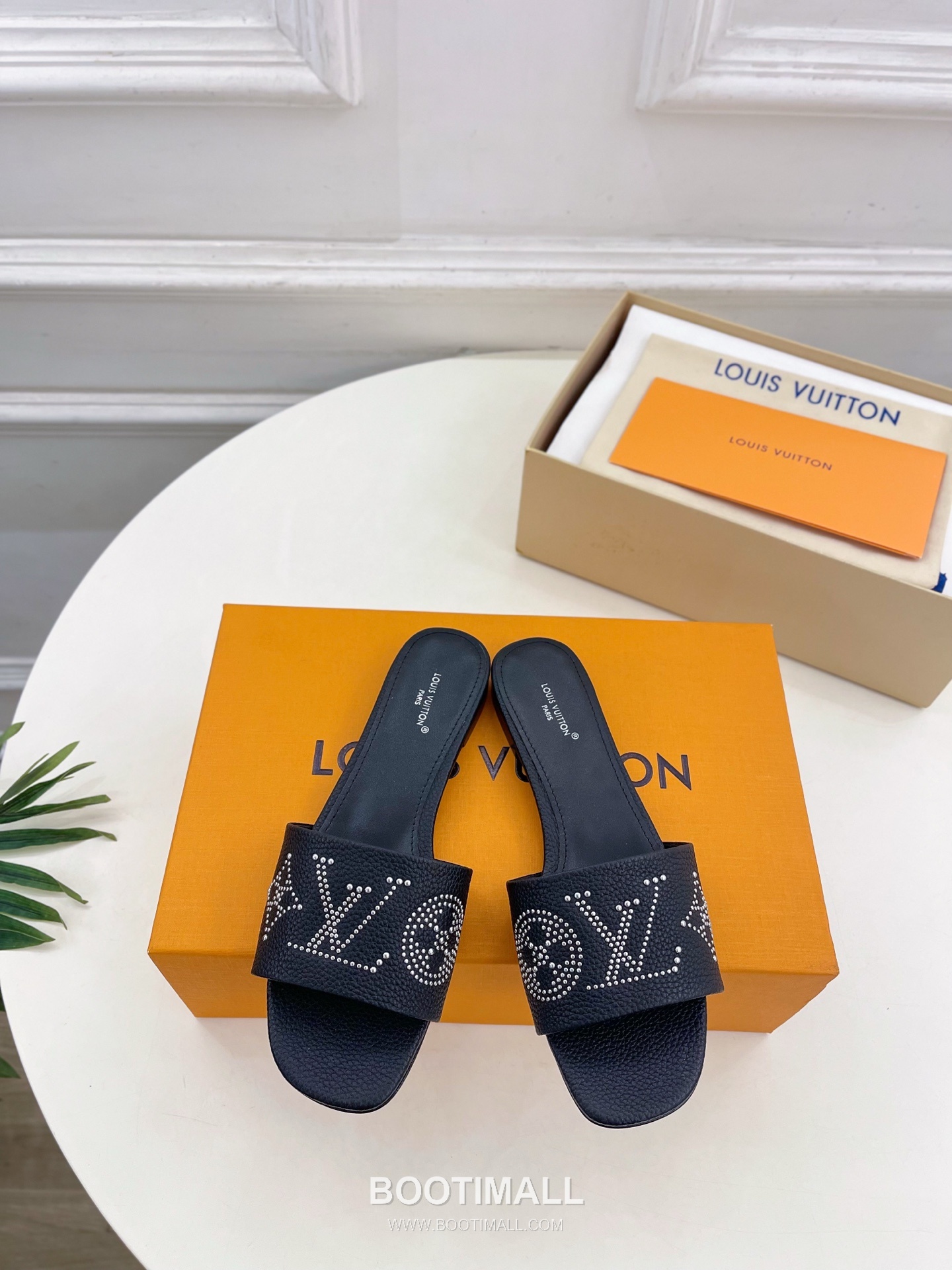 Louis Vuitton 6AM Studded Kitten Heel Mule Calfskin Leather Slides 루이비통 6AM 스터드 키튼힐 뮬 송아지 가죽 슬라이드 260cm -2 1