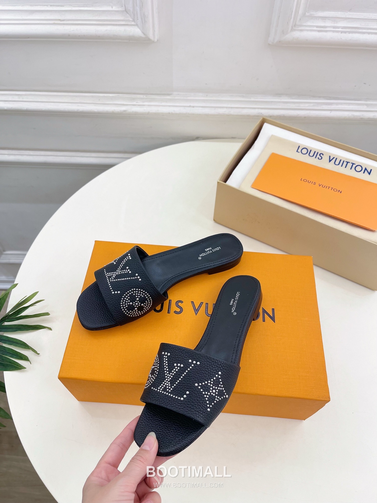 Louis Vuitton 6AM Studded Kitten Heel Mule Calfskin Leather Slides 루이비통 6AM 스터드 키튼힐 뮬 송아지 가죽 슬라이드 260cm -2 3
