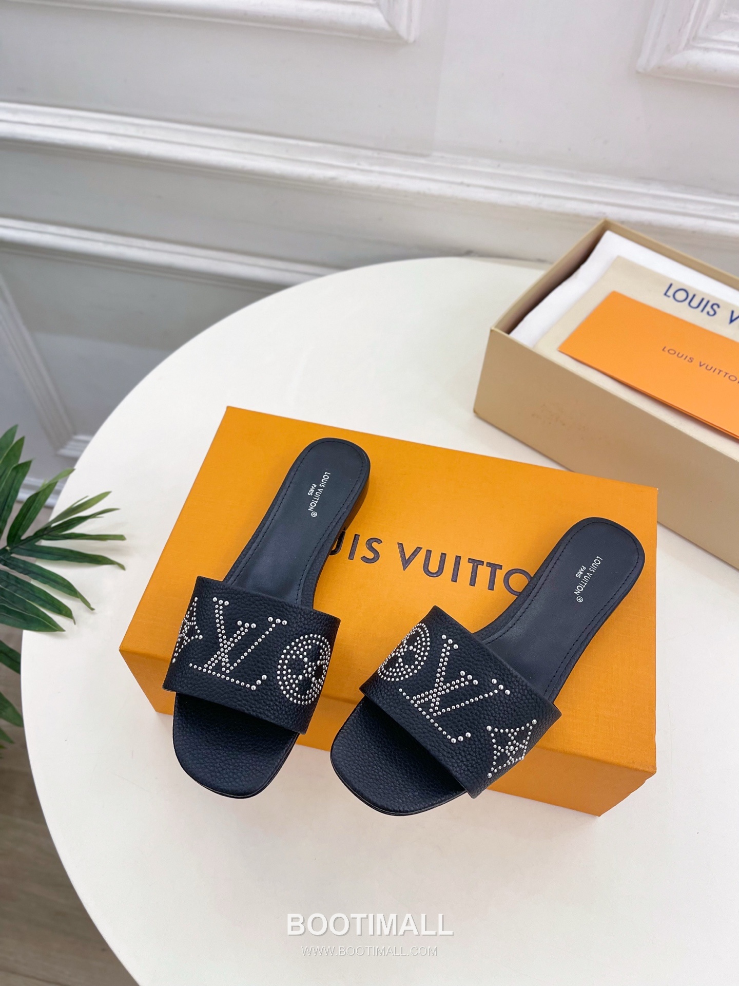 Louis Vuitton 6AM Studded Kitten Heel Mule Calfskin Leather Slides 루이비통 6AM 스터드 키튼힐 뮬 송아지 가죽 슬라이드 260cm -2 5