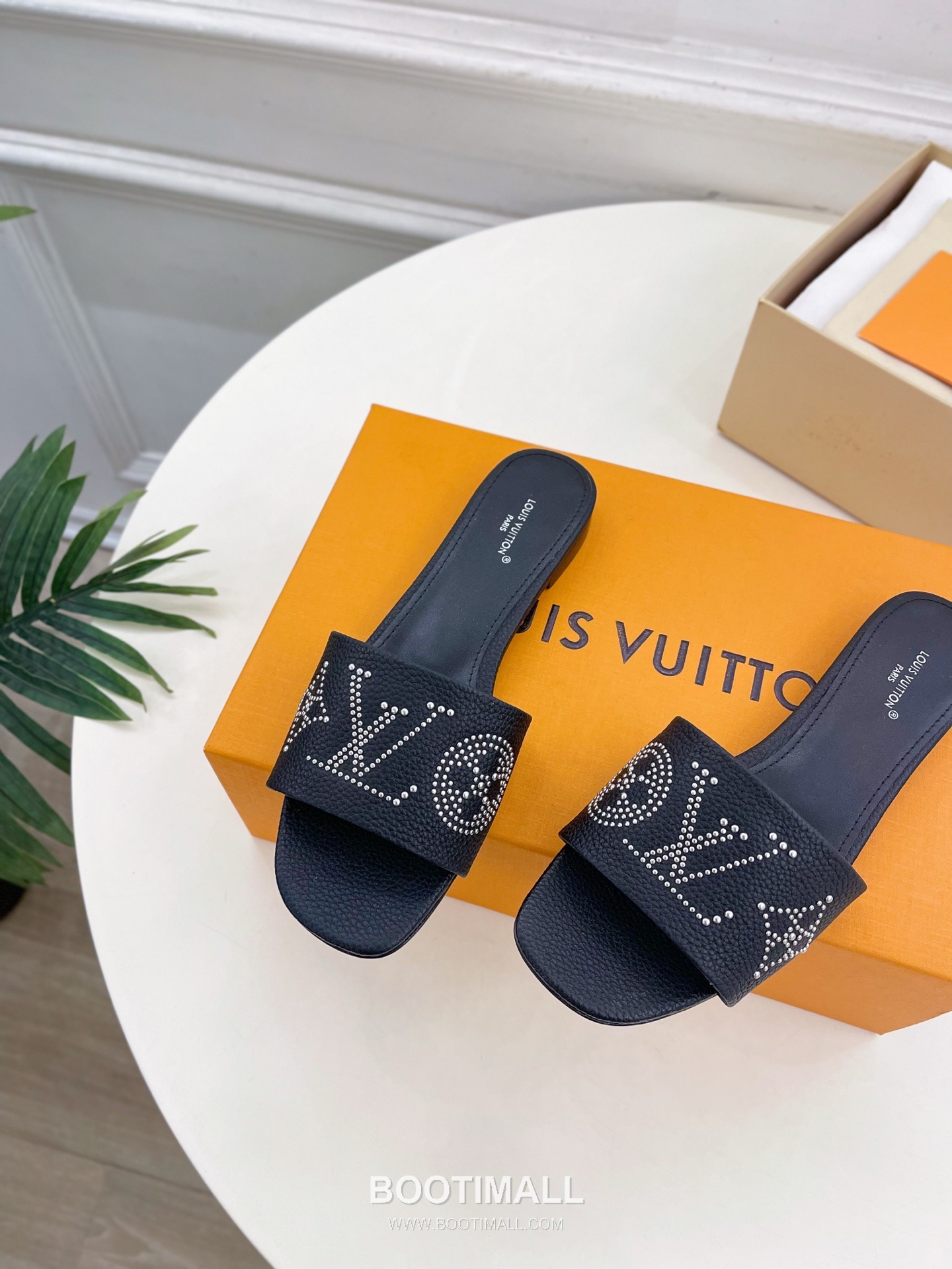 Louis Vuitton 6AM Studded Kitten Heel Mule Calfskin Leather Slides 루이비통 6AM 스터드 키튼힐 뮬 송아지 가죽 슬라이드 260cm -2 6