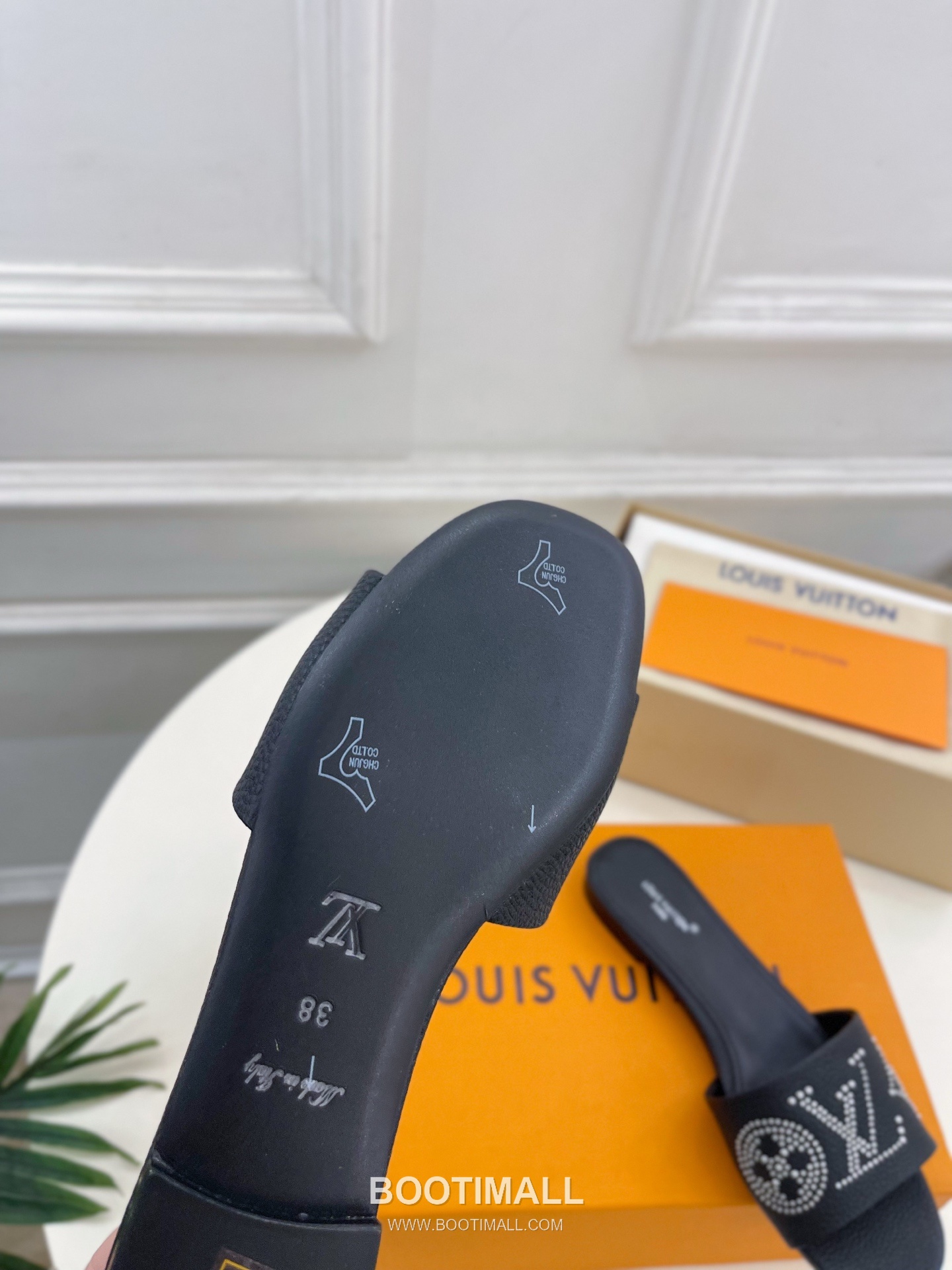 Louis Vuitton 6AM Studded Kitten Heel Mule Calfskin Leather Slides 루이비통 6AM 스터드 키튼힐 뮬 송아지 가죽 슬라이드 260cm -2 9