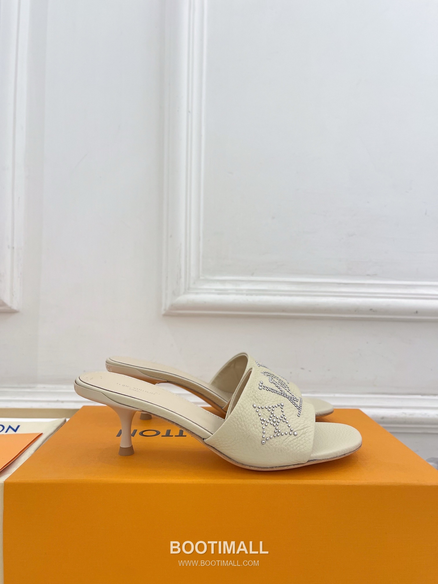 Louis Vuitton 6AM Studded Kitten Heel Mule Calfskin Leather Slides 루이비통 6AM 스터드 키튼힐 뮬 송아지 가죽 슬라이드 260cm -2 2