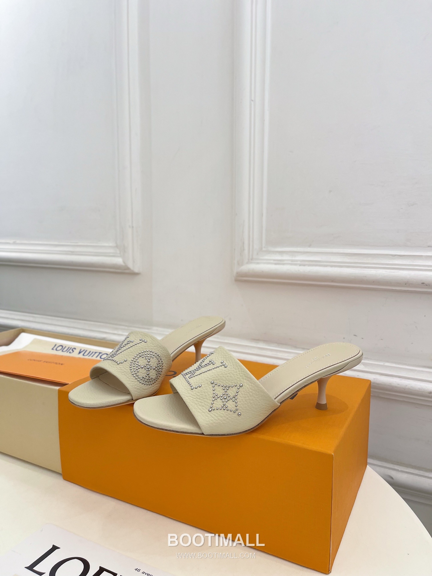 Louis Vuitton 6AM Studded Kitten Heel Mule Calfskin Leather Slides 루이비통 6AM 스터드 키튼힐 뮬 송아지 가죽 슬라이드 260cm -2 3