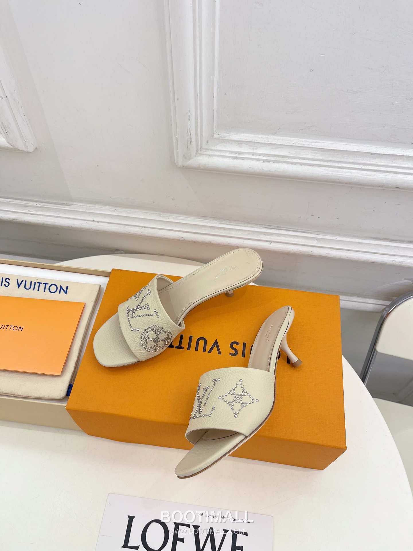 Louis Vuitton 6AM Studded Kitten Heel Mule Calfskin Leather Slides 루이비통 6AM 스터드 키튼힐 뮬 송아지 가죽 슬라이드 260cm -2 5