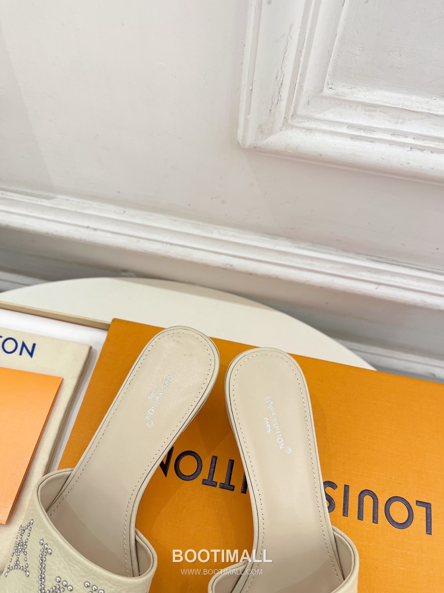 Louis Vuitton 6AM Studded Kitten Heel Mule Calfskin Leather Slides 루이비통 6AM 스터드 키튼힐 뮬 송아지 가죽 슬라이드 260cm -2 7