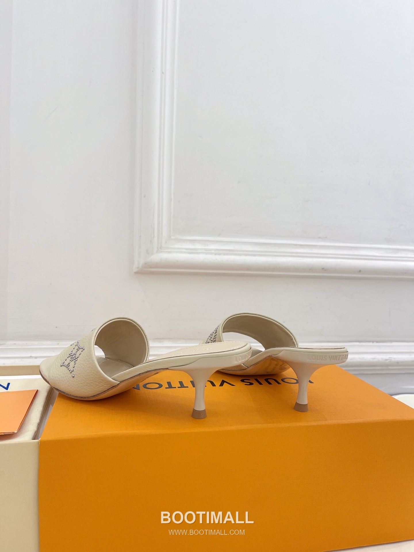 Louis Vuitton 6AM Studded Kitten Heel Mule Calfskin Leather Slides 루이비통 6AM 스터드 키튼힐 뮬 송아지 가죽 슬라이드 260cm -2 8