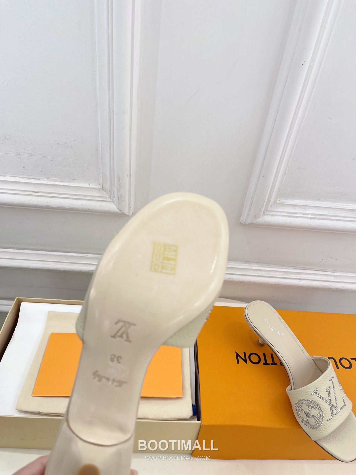 Louis Vuitton 6AM Studded Kitten Heel Mule Calfskin Leather Slides 루이비통 6AM 스터드 키튼힐 뮬 송아지 가죽 슬라이드 260cm -2 9