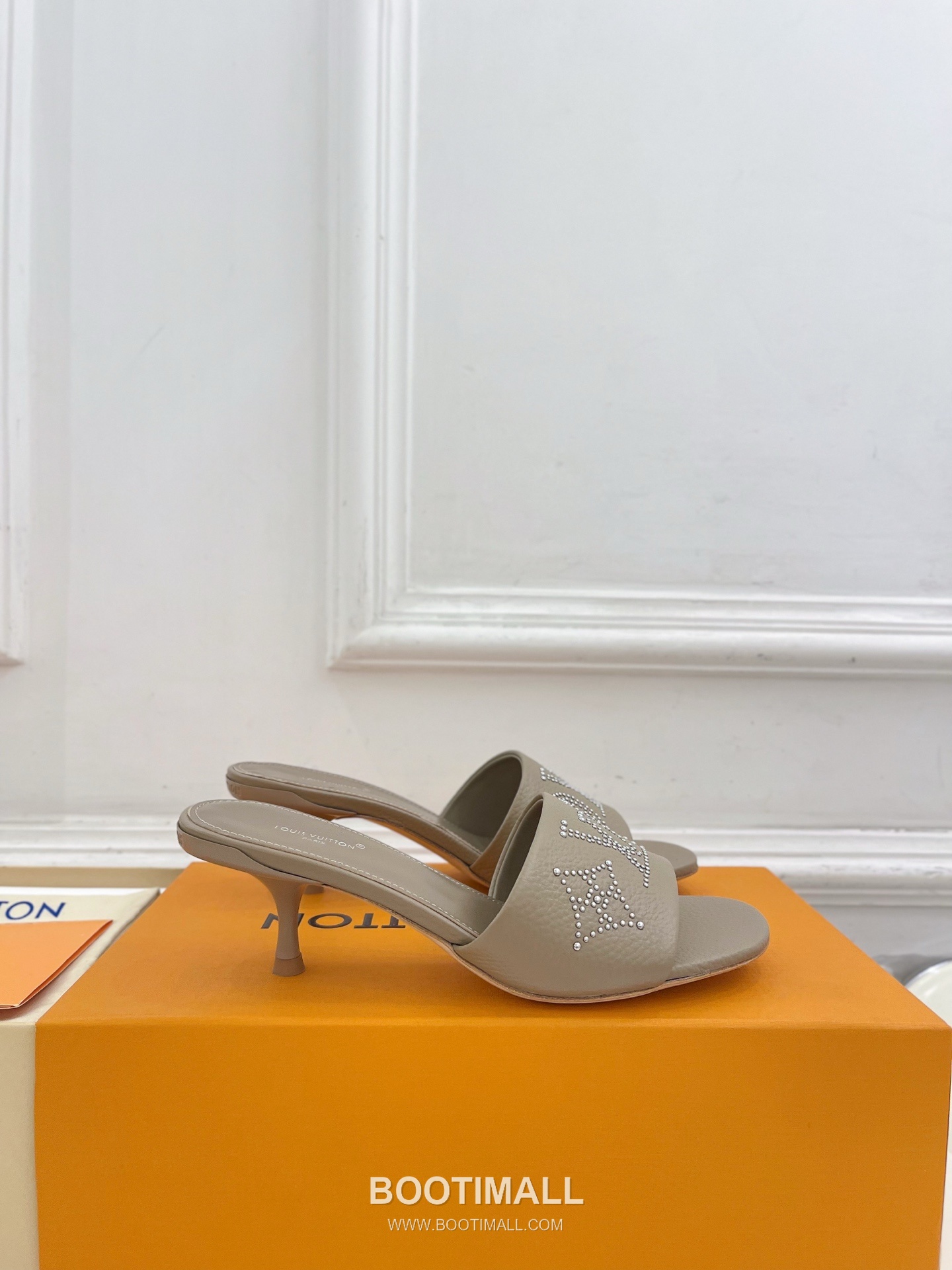 Louis Vuitton 6AM Studded Kitten Heel Mule Calfskin Leather Slides 루이비통 6AM 스터드 키튼힐 뮬 송아지 가죽 슬라이드 260cm -2 2