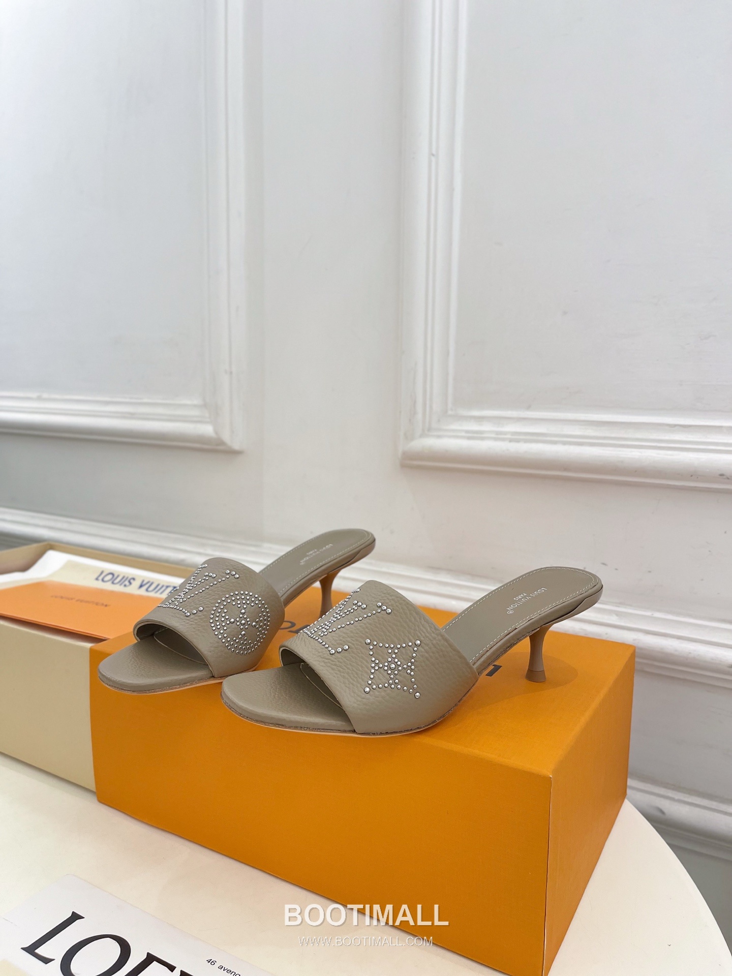 Louis Vuitton 6AM Studded Kitten Heel Mule Calfskin Leather Slides 루이비통 6AM 스터드 키튼힐 뮬 송아지 가죽 슬라이드 260cm -2 3