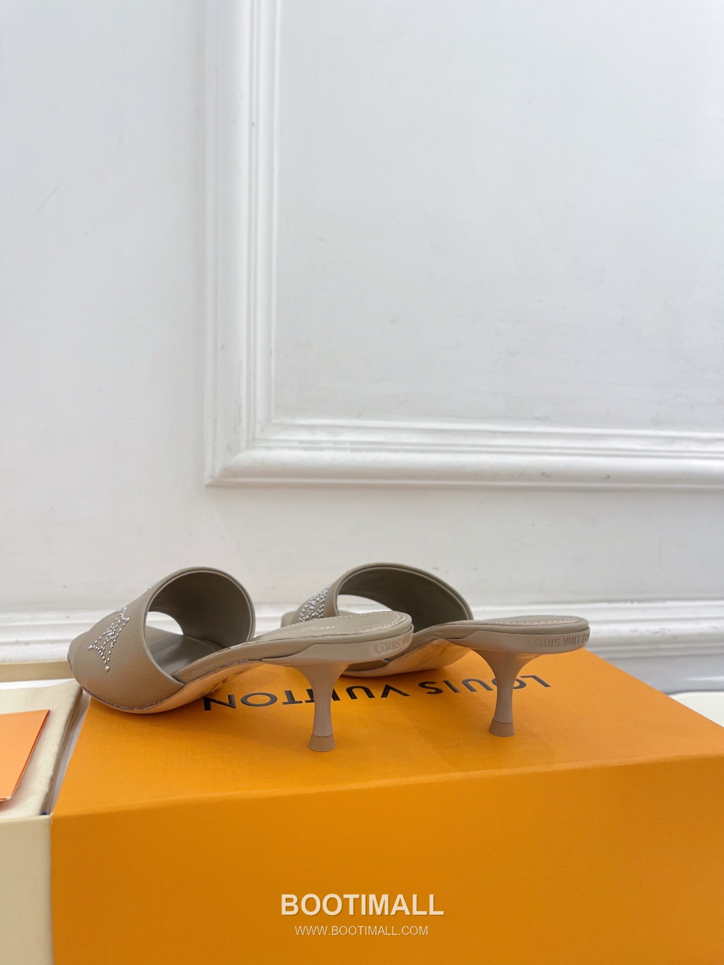 Louis Vuitton 6AM Studded Kitten Heel Mule Calfskin Leather Slides 루이비통 6AM 스터드 키튼힐 뮬 송아지 가죽 슬라이드 260cm -2 8