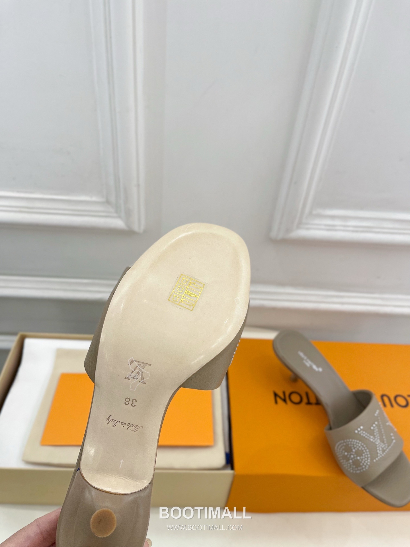 Louis Vuitton 6AM Studded Kitten Heel Mule Calfskin Leather Slides 루이비통 6AM 스터드 키튼힐 뮬 송아지 가죽 슬라이드 260cm -2 9