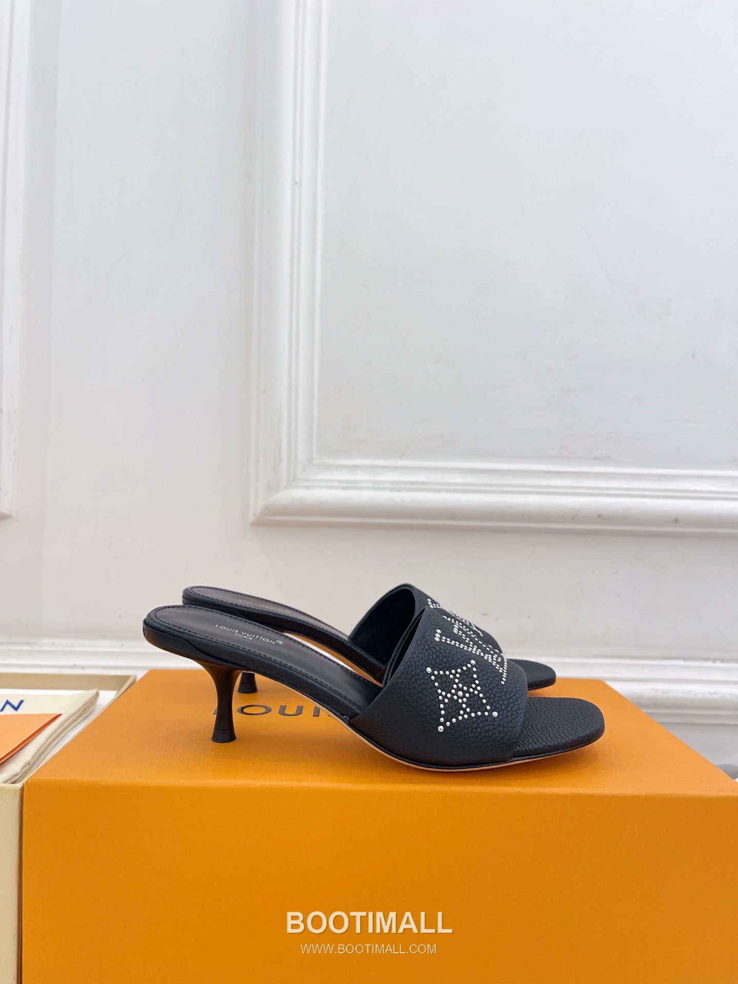 Louis Vuitton 6AM Studded Kitten Heel Mule Calfskin Leather Slides 루이비통 6AM 스터드 키튼힐 뮬 송아지 가죽 슬라이드 260cm -2 2