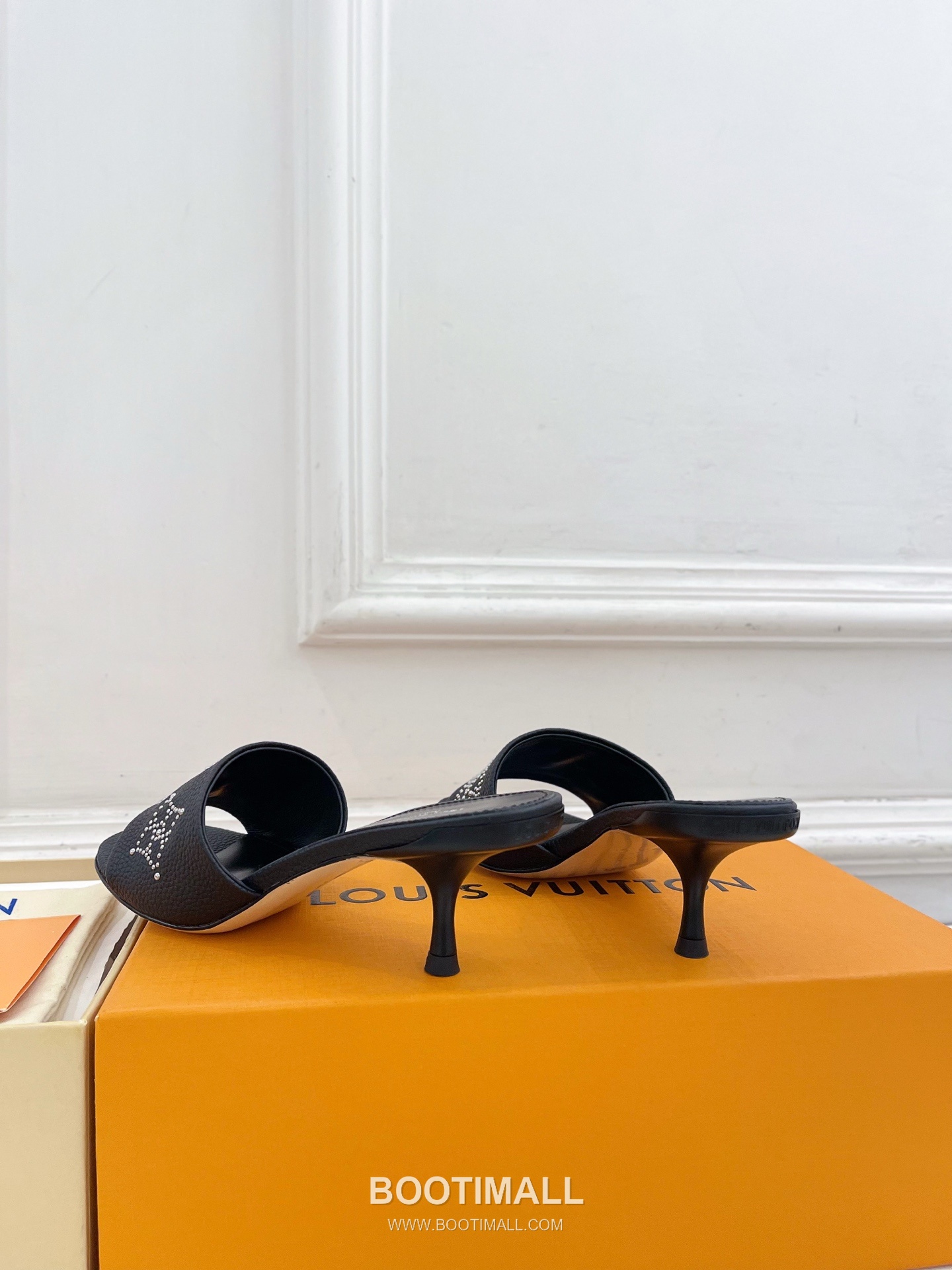 Louis Vuitton 6AM Studded Kitten Heel Mule Calfskin Leather Slides 루이비통 6AM 스터드 키튼힐 뮬 송아지 가죽 슬라이드 260cm -2 7