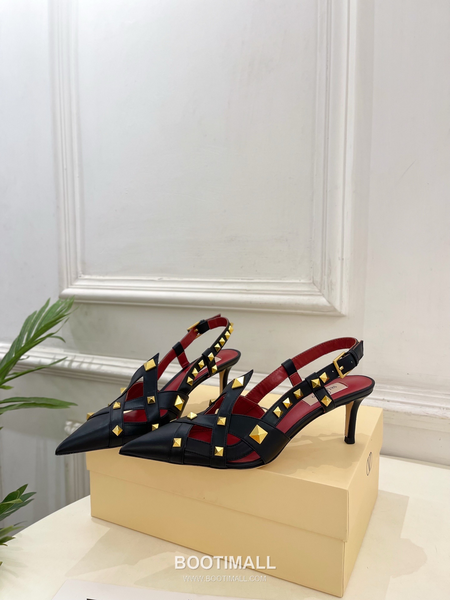Valentino Garavani Studdy Roman Stud V Logo Buckle Ankle Strap Pointed Toe High Heel Sandals 발렌티노 가라바니 스터디 로만 스터드 V 로고 버클 앵클 스트랩 포인티드 토 하이힐 샌들 3