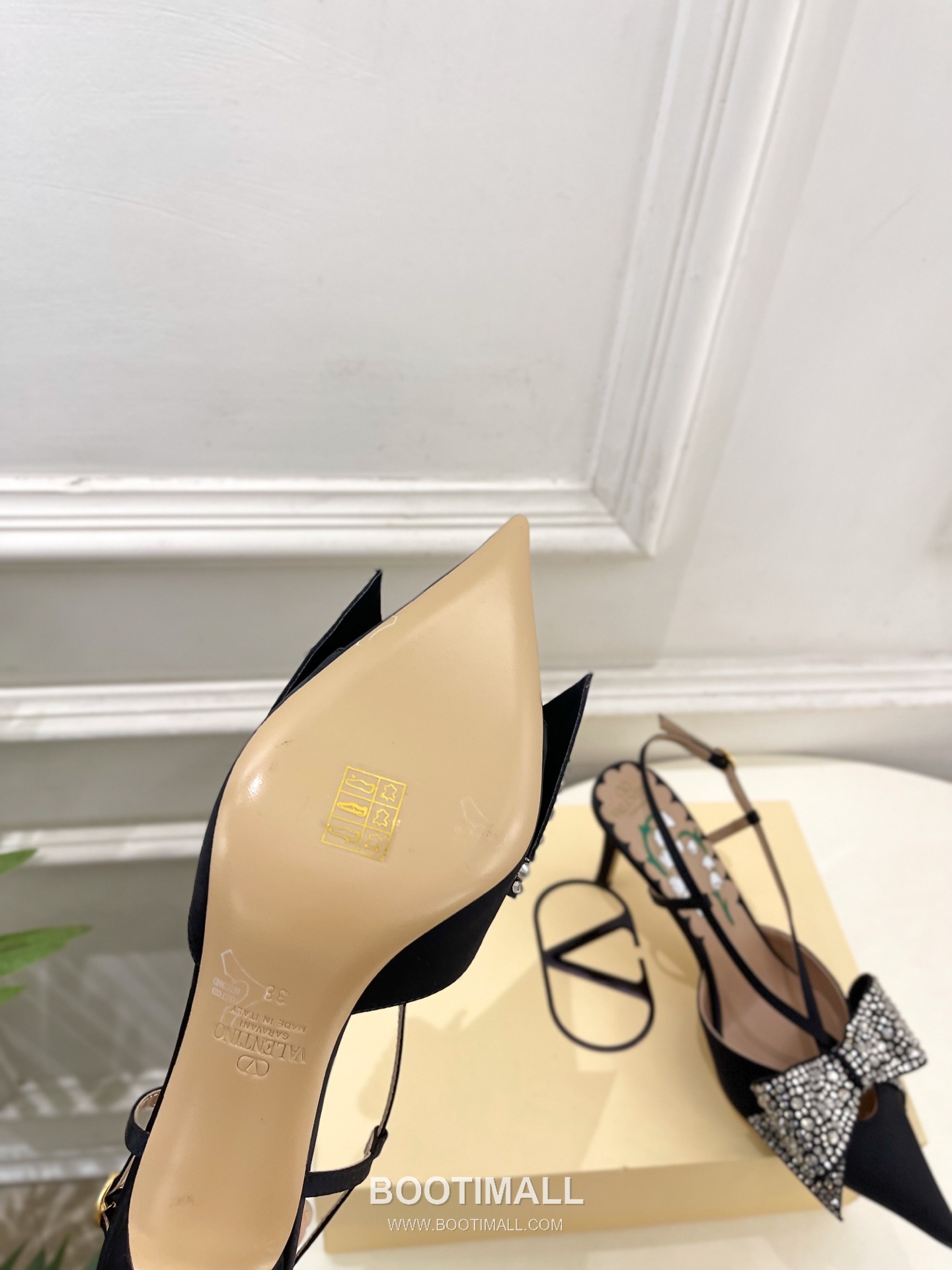 Valentino Garavani Bowow Crystal Butterfly Bow Slingback Pointed Toe Silk Satin High Heels 발렌티노 가라바니 보우와우 크리스탈 나비 리본 슬링백 포인티드 토 실크 새틴 하이힐 9