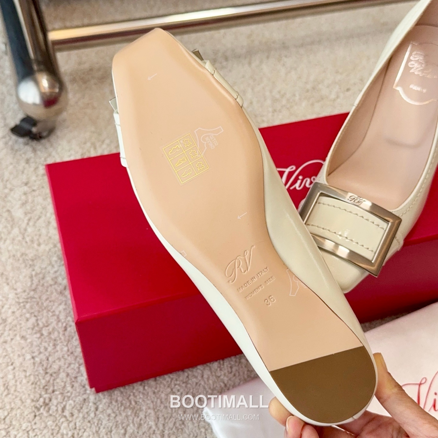 Roger Vivier Trompette Stitched Calfskin White Pumps 로저비비에 트롱페트 스티치 송아지가죽 화이트 펌프스 9