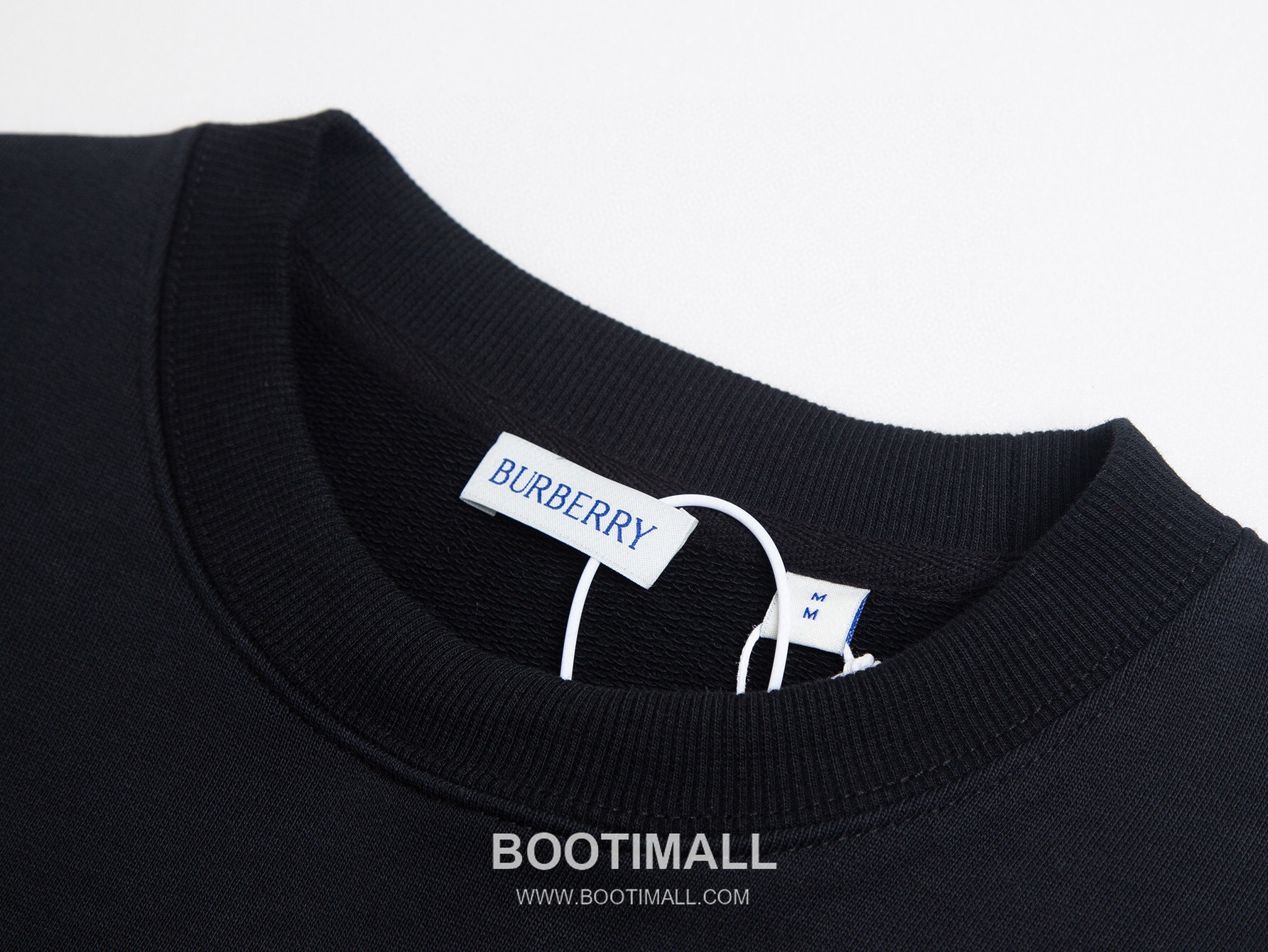 Burberry Equestrian Knight Embroidery Crew Neck Sweatshirt Black White 버버리 전마자수 라운드넥 맨투맨 블랙 화이트 5