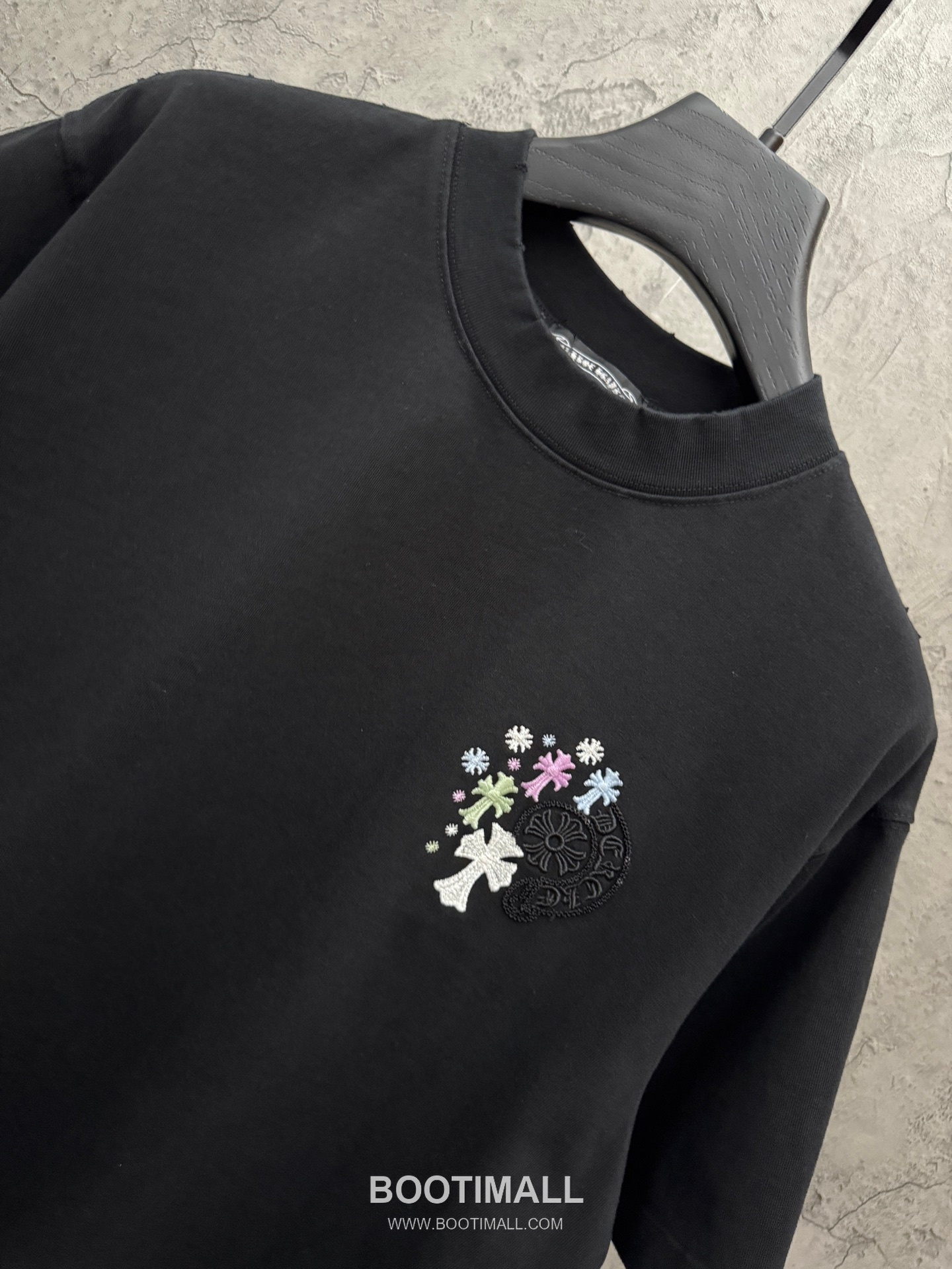 Chrome Hearts Sequin Horseshoe Letter Embroidery UV Color Changing Short Sleeve T-Shirt 크롬하츠 스팽글 홀스슈 레터 자수 UV 컬러체인징 반팔 티셔츠 3