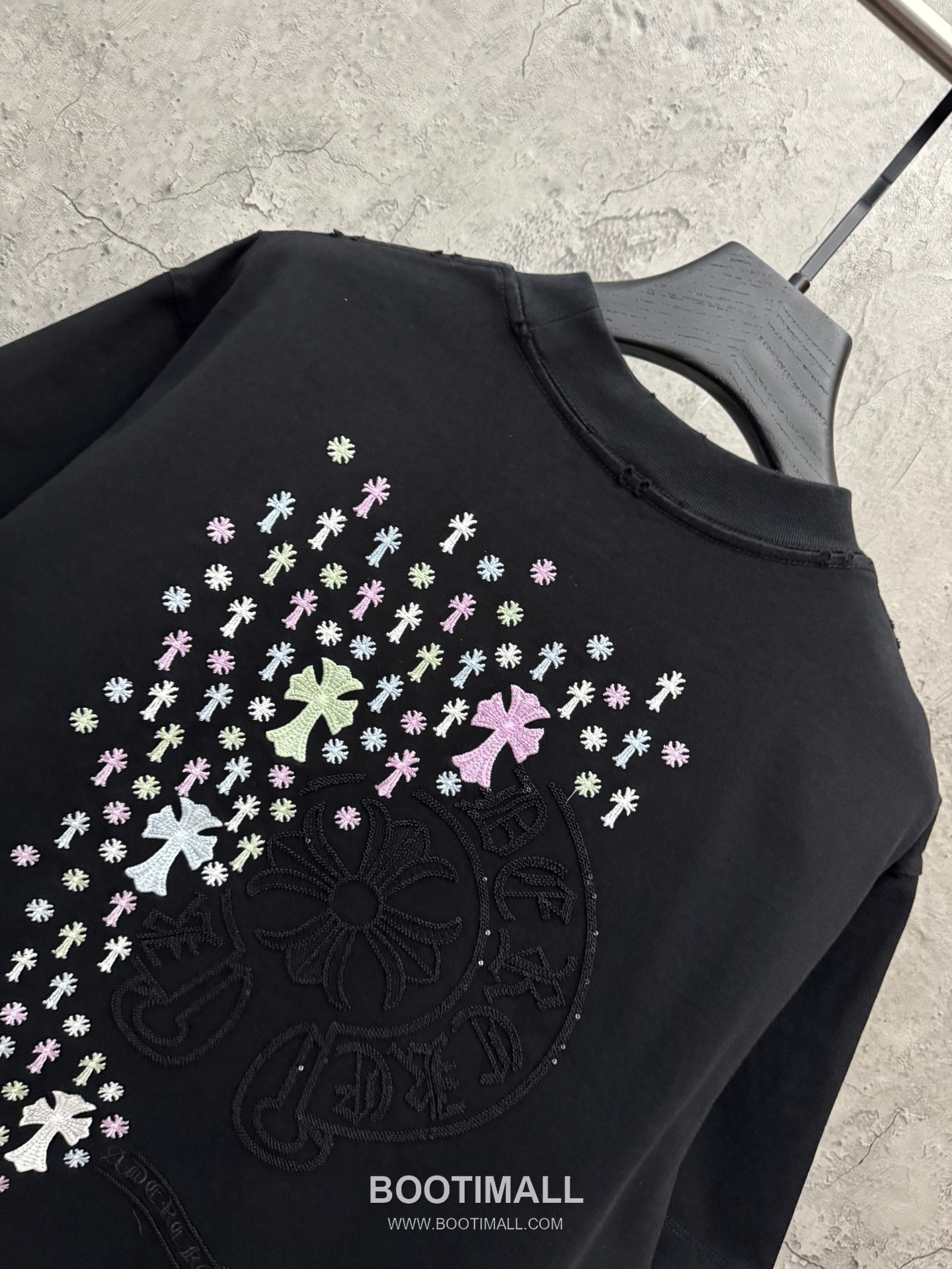 Chrome Hearts Sequin Horseshoe Letter Embroidery UV Color Changing Short Sleeve T-Shirt 크롬하츠 스팽글 홀스슈 레터 자수 UV 컬러체인징 반팔 티셔츠 4