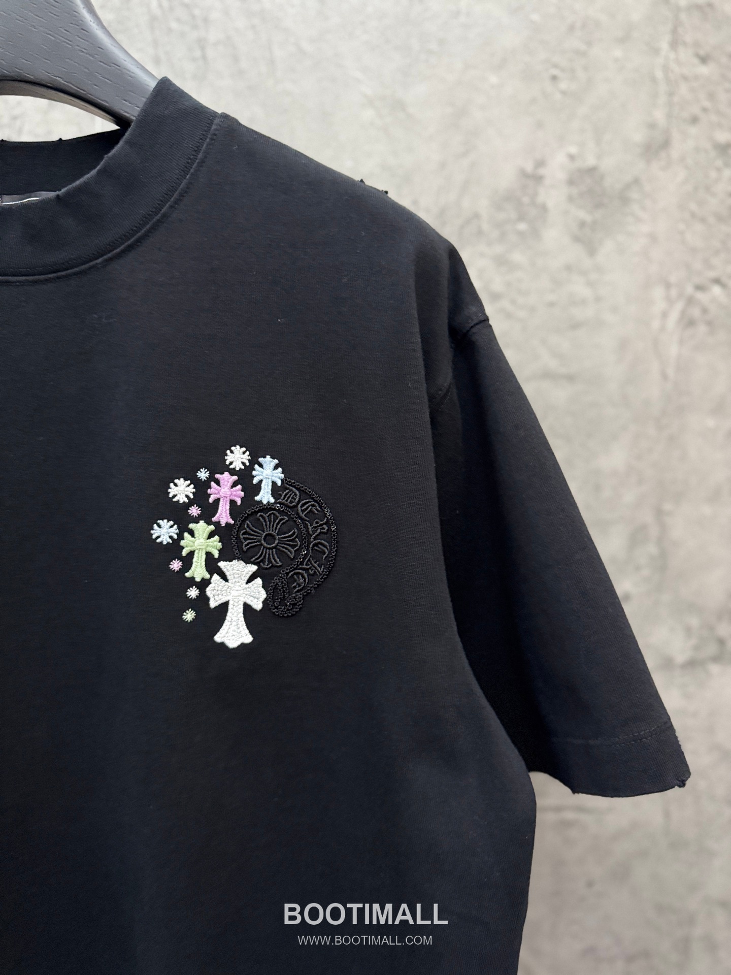 Chrome Hearts Sequin Horseshoe Letter Embroidery UV Color Changing Short Sleeve T-Shirt 크롬하츠 스팽글 홀스슈 레터 자수 UV 컬러체인징 반팔 티셔츠 5