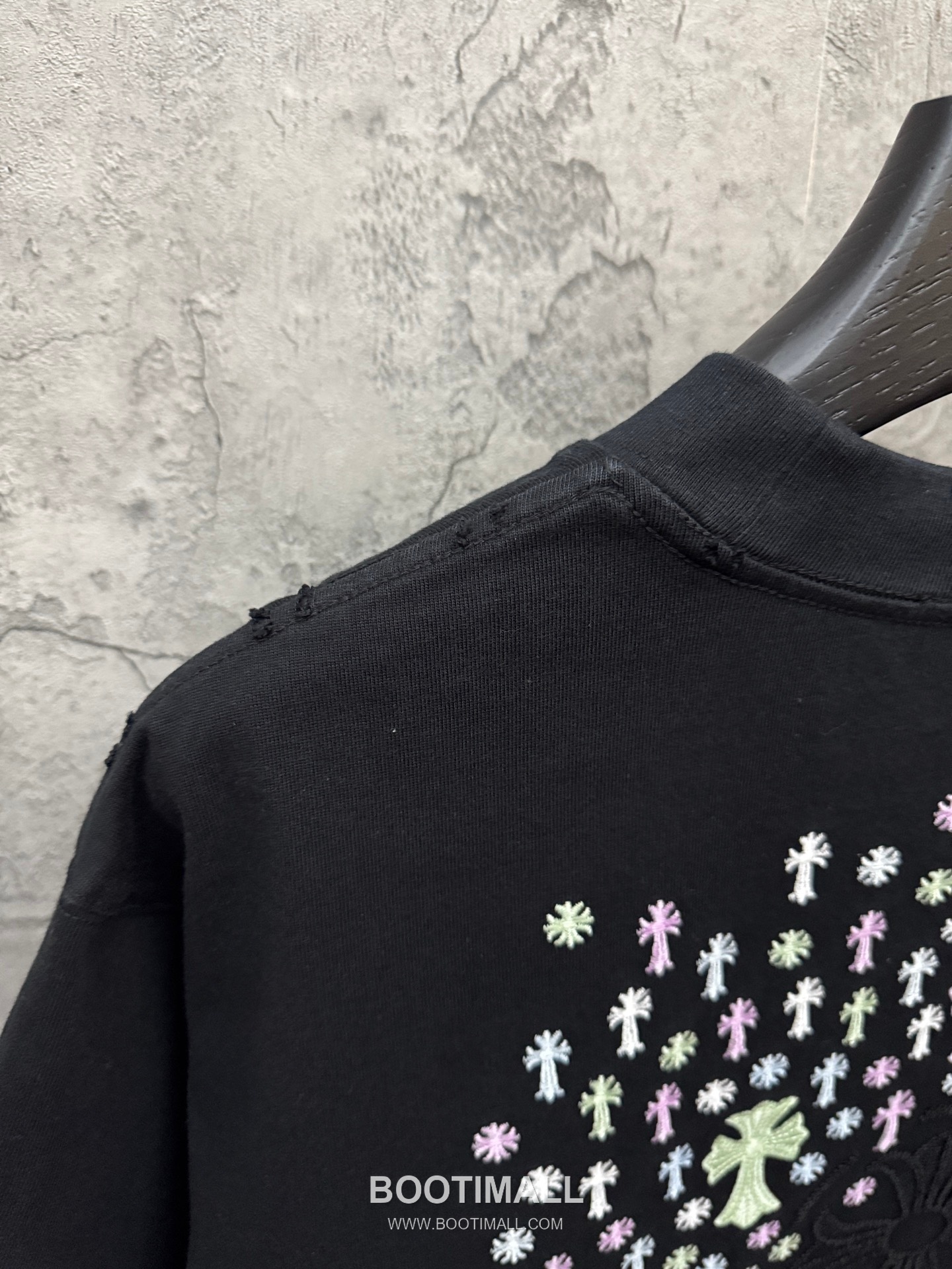 Chrome Hearts Sequin Horseshoe Letter Embroidery UV Color Changing Short Sleeve T-Shirt 크롬하츠 스팽글 홀스슈 레터 자수 UV 컬러체인징 반팔 티셔츠 10