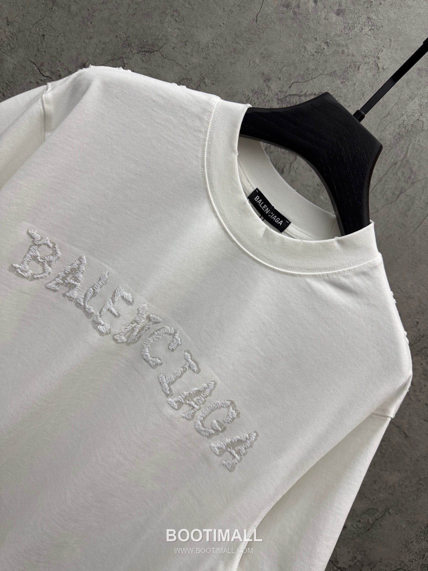 Balenciaga 3D Fringe Embroidery Logo Short Sleeve T-Shirt 발렌시아가 3D 프린지 자수 로고 반팔 티셔츠 3