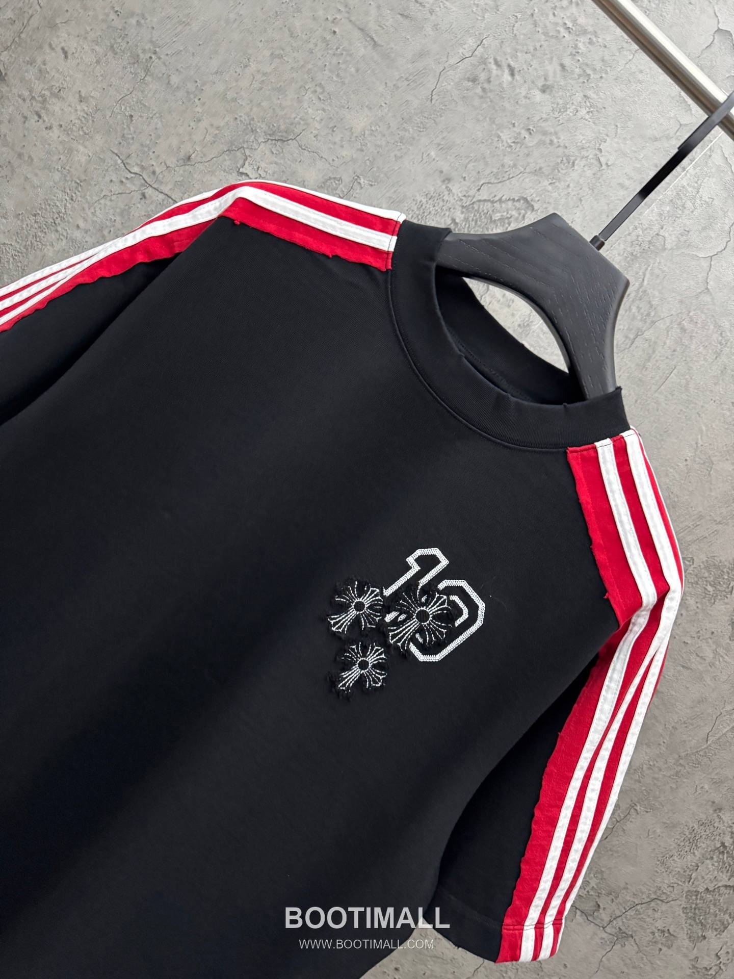 Chrome Hearts Cross Embroidery Stripe Sleeve Cotton T-Shirt 크롬하츠 크로스 자수 스트라이프 소매 코튼 티셔츠 3