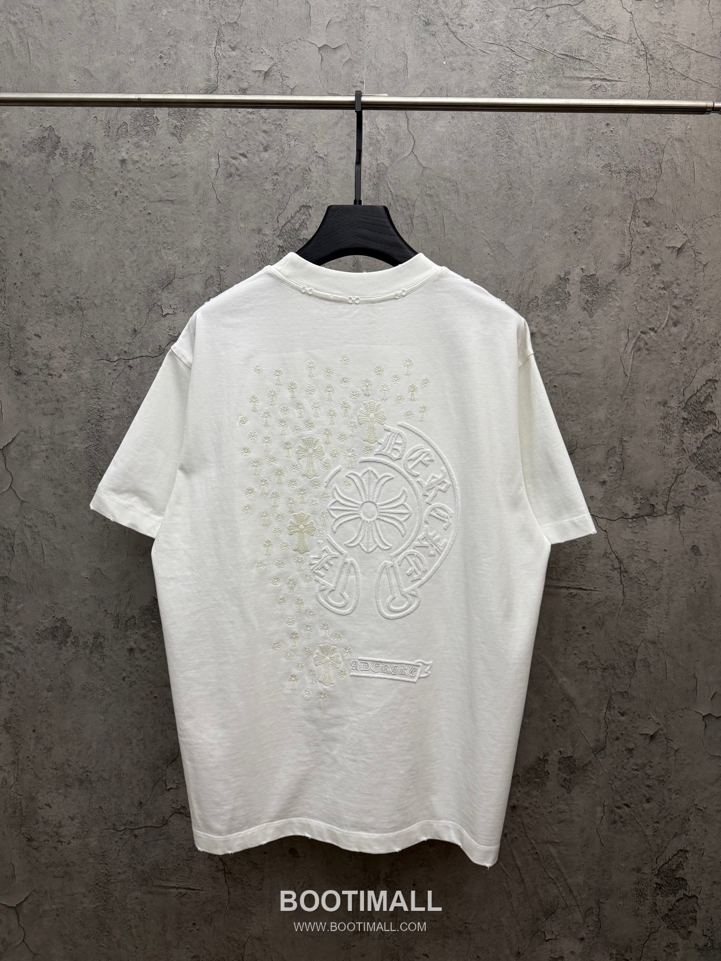 Chrome Hearts Sequin Horseshoe Letter Embroidery UV Color Changing Short Sleeve T-Shirt 크롬하츠 스팽글 홀스슈 레터 자수 UV 컬러체인징 반팔 티셔츠 2