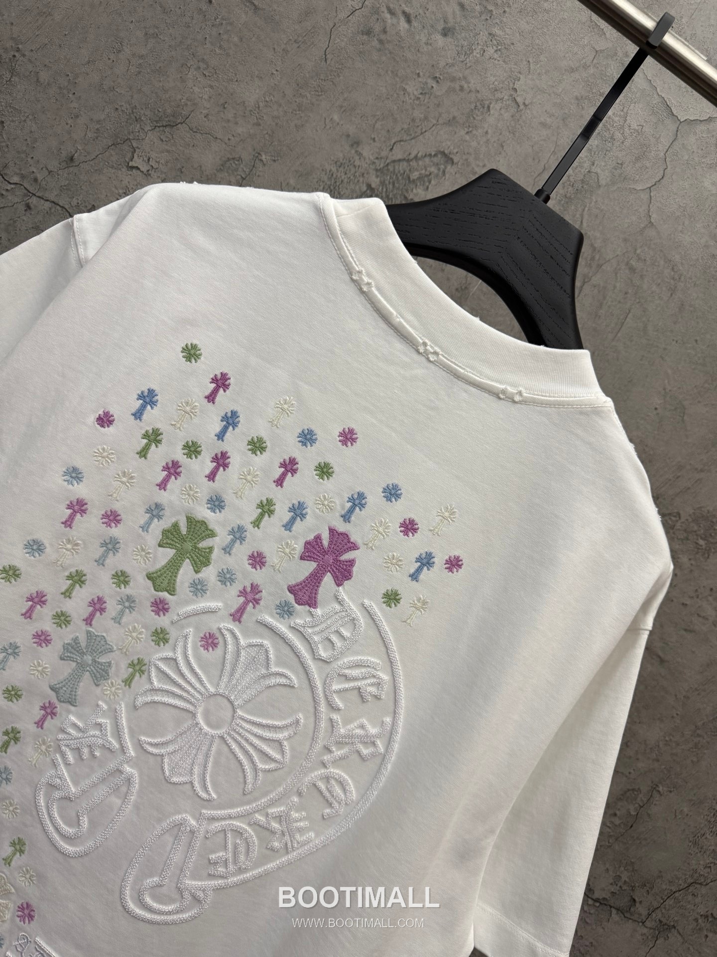 Chrome Hearts Sequin Horseshoe Letter Embroidery UV Color Changing Short Sleeve T-Shirt 크롬하츠 스팽글 홀스슈 레터 자수 UV 컬러체인징 반팔 티셔츠 3