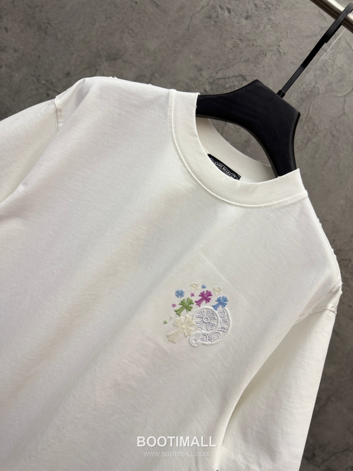 Chrome Hearts Sequin Horseshoe Letter Embroidery UV Color Changing Short Sleeve T-Shirt 크롬하츠 스팽글 홀스슈 레터 자수 UV 컬러체인징 반팔 티셔츠 4