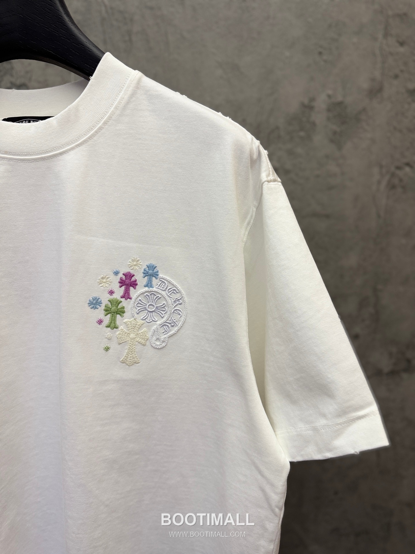 Chrome Hearts Sequin Horseshoe Letter Embroidery UV Color Changing Short Sleeve T-Shirt 크롬하츠 스팽글 홀스슈 레터 자수 UV 컬러체인징 반팔 티셔츠 5