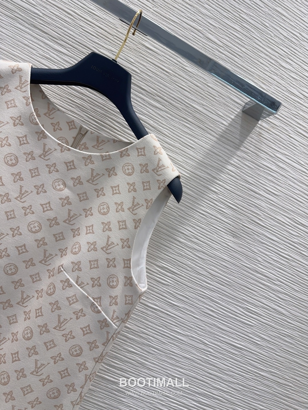 Louis Vuitton Sleeveless A-Line Dress White 루이비통 슬리브리스 A라인 드레스 화이트 4