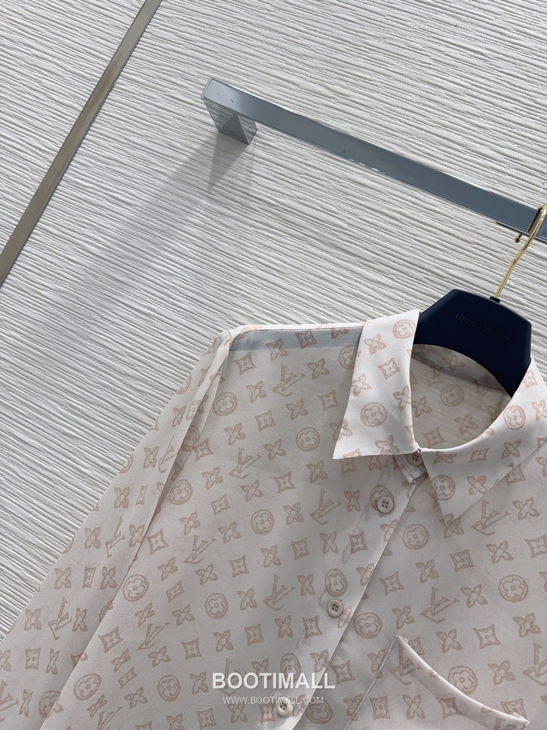 Louis Vuitton Semi-Sheer Logo Print Shirt Light Pink 루이비통 세미 시어 로고 프린트 셔츠 라이트 핑크 3