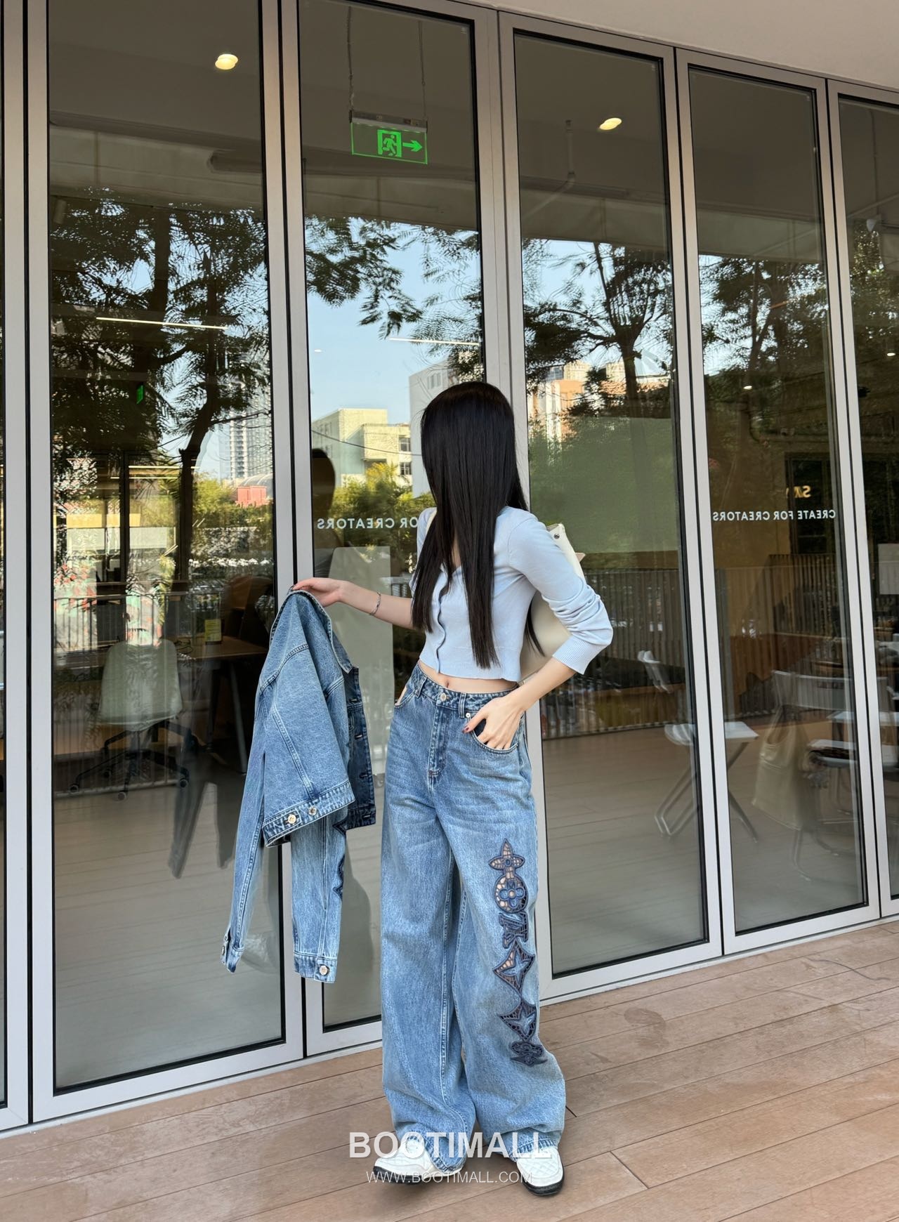 Louis Vuitton Bourgeoise Monogram Embroidered Denim Jeans Blue 루이비통 부르주아 모노그램 자수 데님 진 블루 2