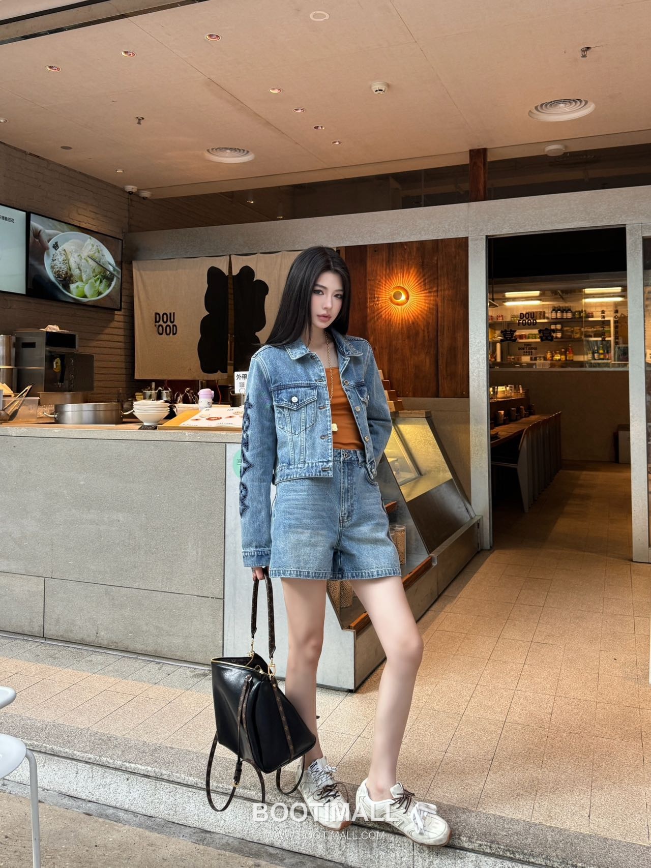 Louis Vuitton BOURGEOISE Monogram Embroidered Denim Jacket Blue 루이비통 부르주아 모노그램 자수 데님 자켓 블루 3