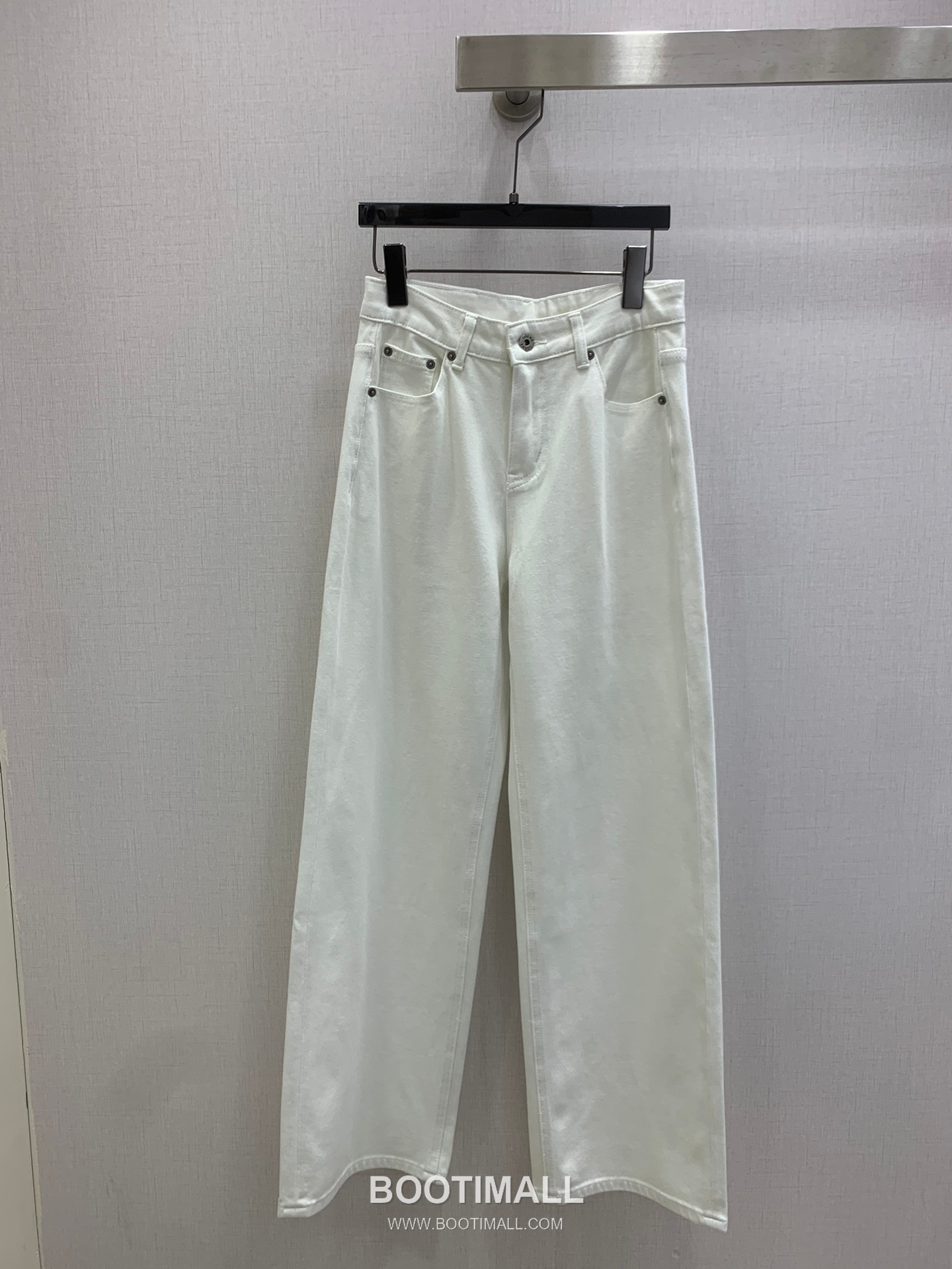 Wide Straight Denim Jeans with Back Pocket Embroidered Logo Blue Light Blue 백 포켓 자수 로고 와이드 스트레이트 데님 진 블루 라이트블루 1