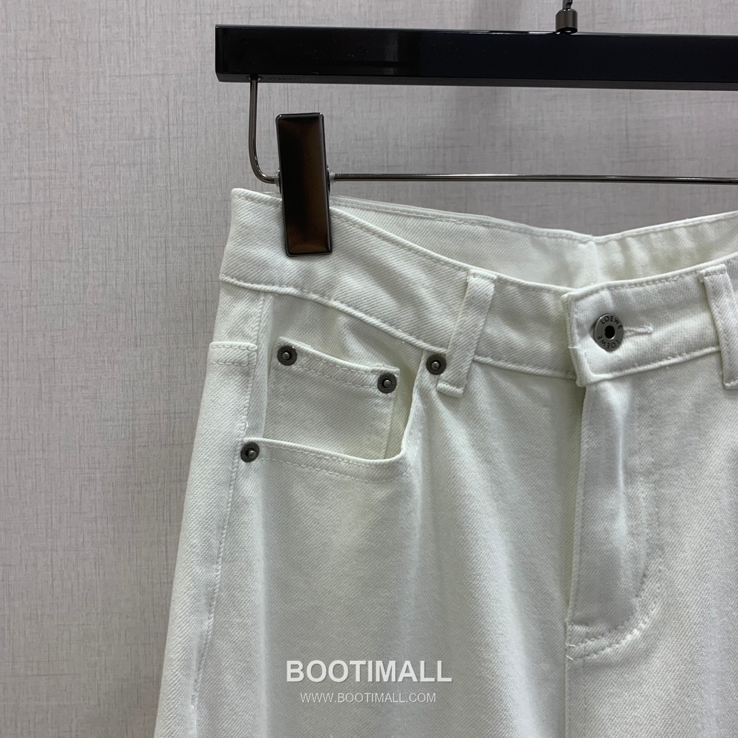 Wide Straight Denim Jeans with Back Pocket Embroidered Logo Blue Light Blue 백 포켓 자수 로고 와이드 스트레이트 데님 진 블루 라이트블루 2