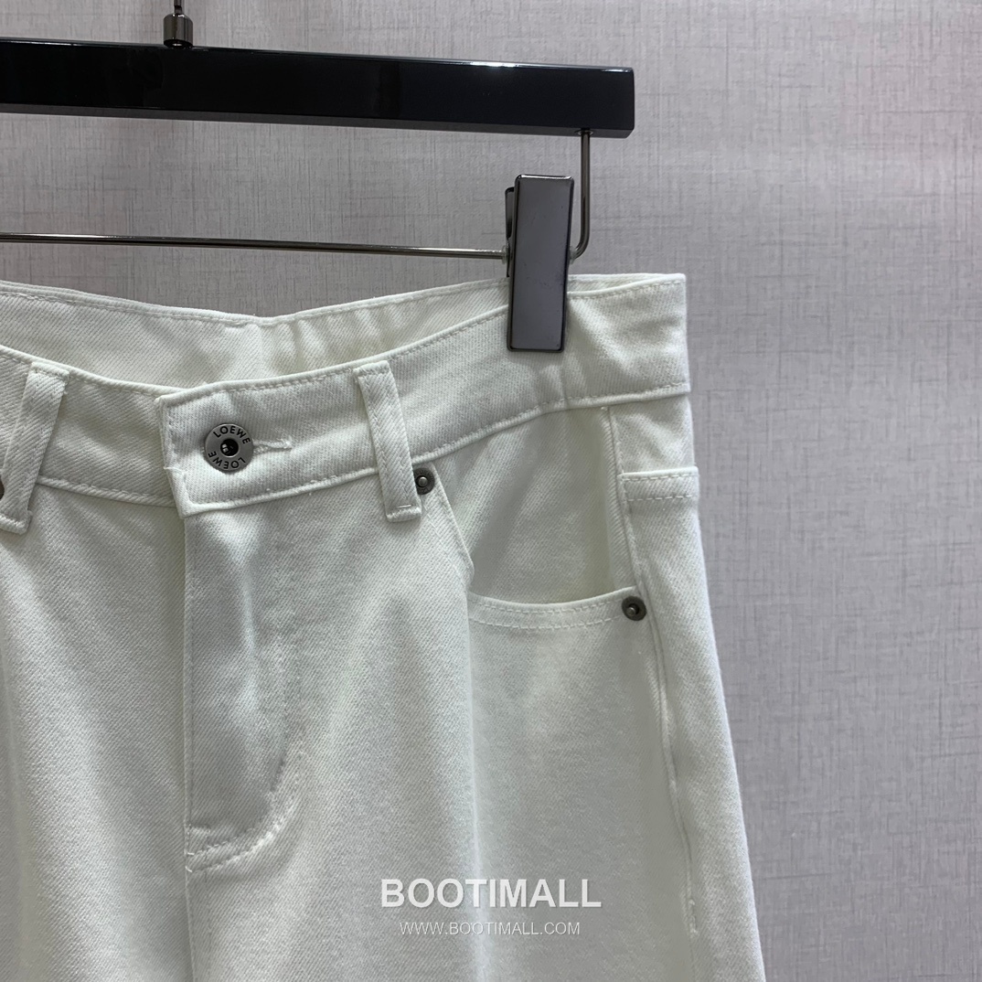 Wide Straight Denim Jeans with Back Pocket Embroidered Logo Blue Light Blue 백 포켓 자수 로고 와이드 스트레이트 데님 진 블루 라이트블루 3