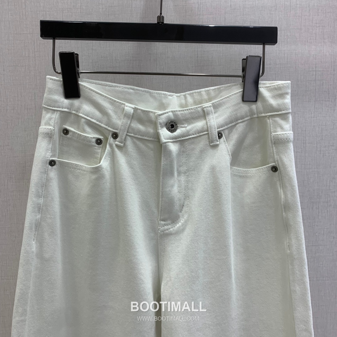 Wide Straight Denim Jeans with Back Pocket Embroidered Logo Blue Light Blue 백 포켓 자수 로고 와이드 스트레이트 데님 진 블루 라이트블루 4