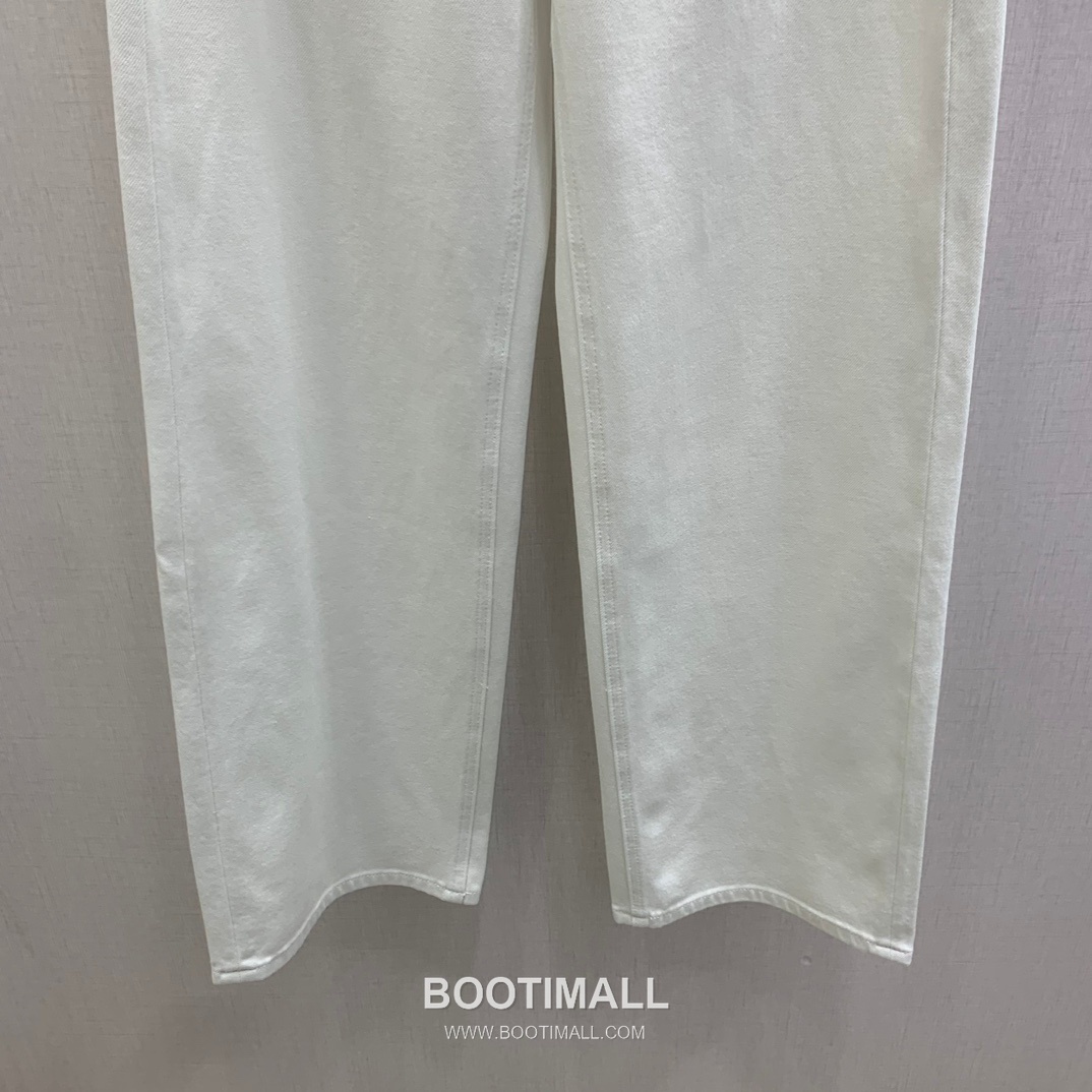 Wide Straight Denim Jeans with Back Pocket Embroidered Logo Blue Light Blue 백 포켓 자수 로고 와이드 스트레이트 데님 진 블루 라이트블루 5